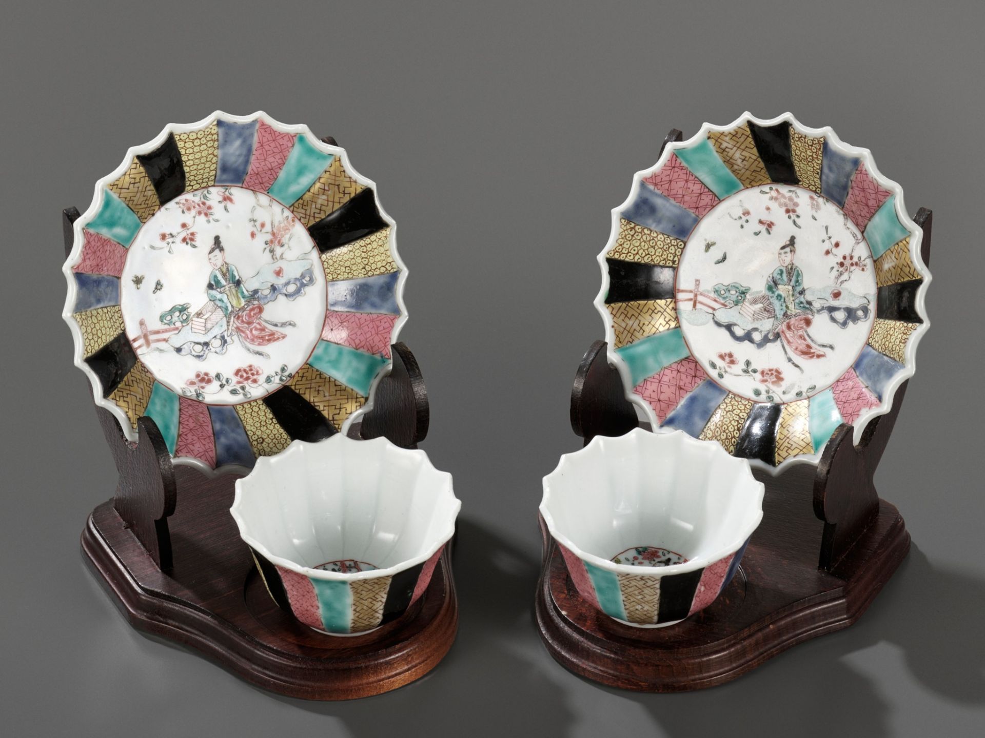 A FINE PAIR OF FAMILLE ROSE TEA BOWLS AND SAUCERS, LATE YONGZHENG TO EARLY QIANLONG PERIOD