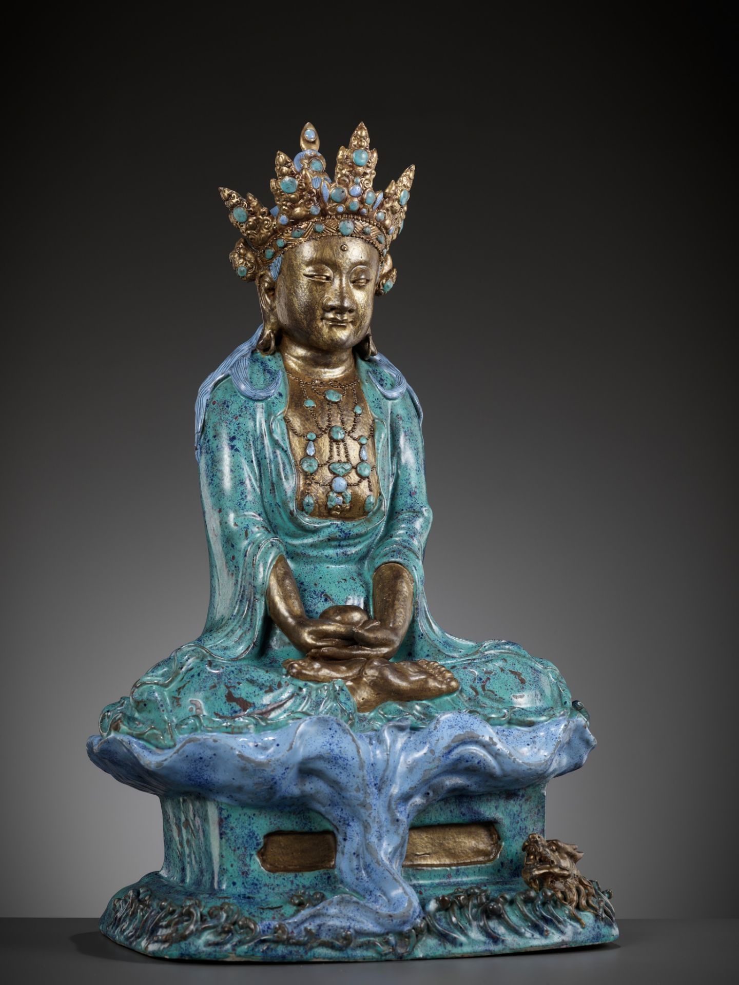 A VERY LARGE 'ROBIN'S EGG' ENAMELED AND GILT PORCELAIN FIGURE OF AMITAYUS,QIANLONG TO JIAQING PERIOD - Image 15 of 17