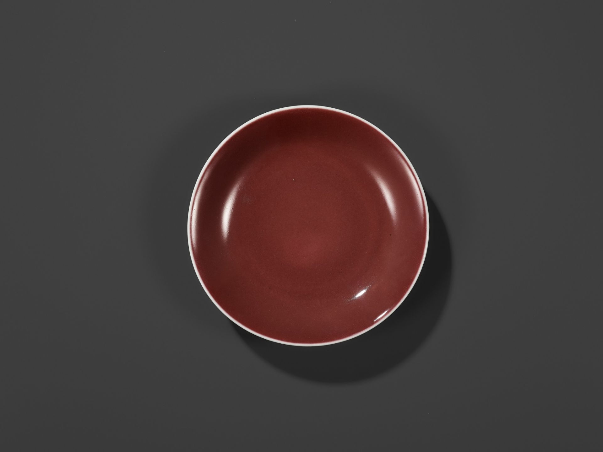 A COPPER-RED GLAZED DISH, QIANLONG MARK AND PERIOD - Bild 6 aus 10