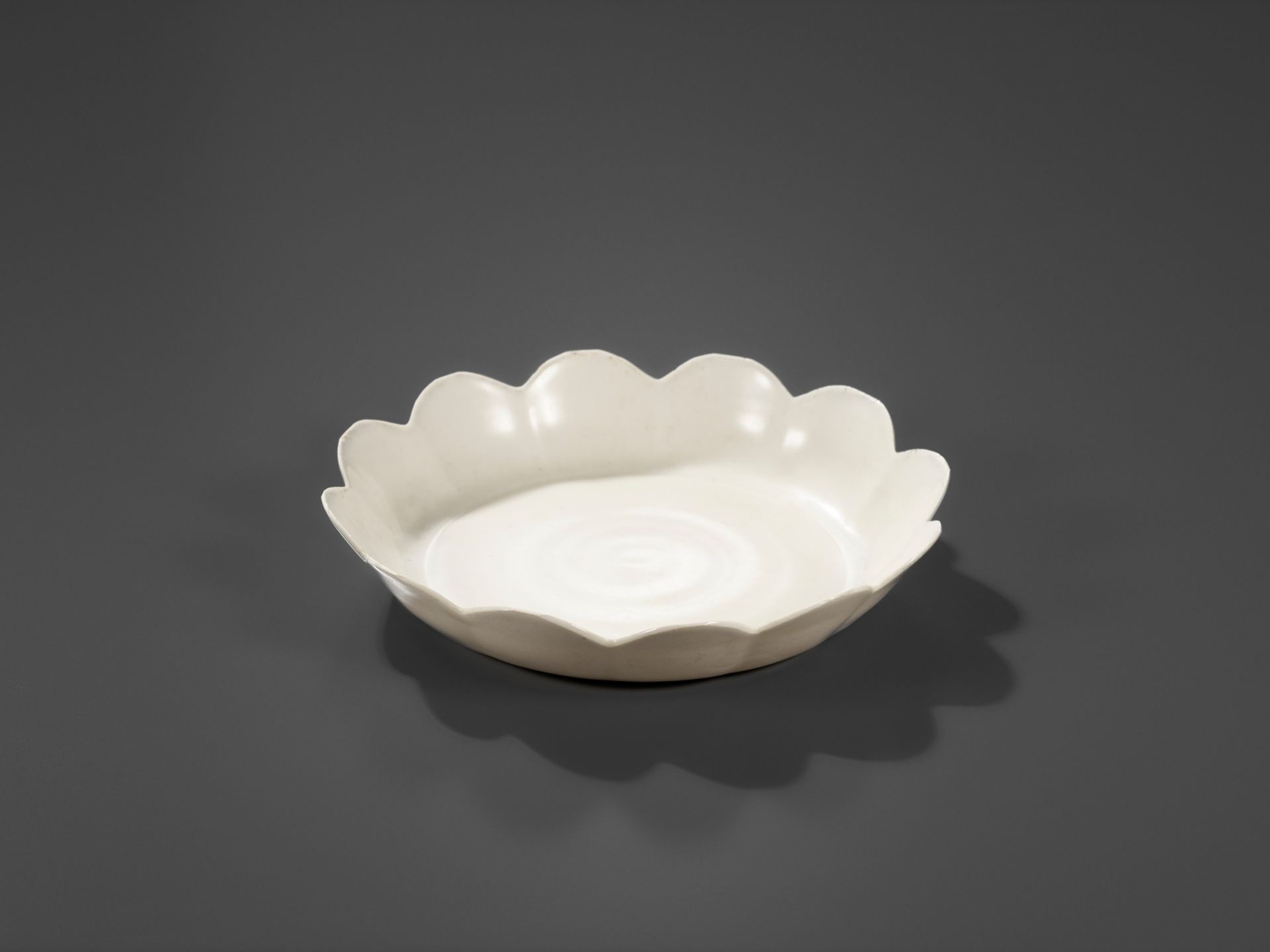 AN EXTREMELY RARE DINGYAO PETAL-LOBED DISH, SONG DYNASTY - Image 5 of 9