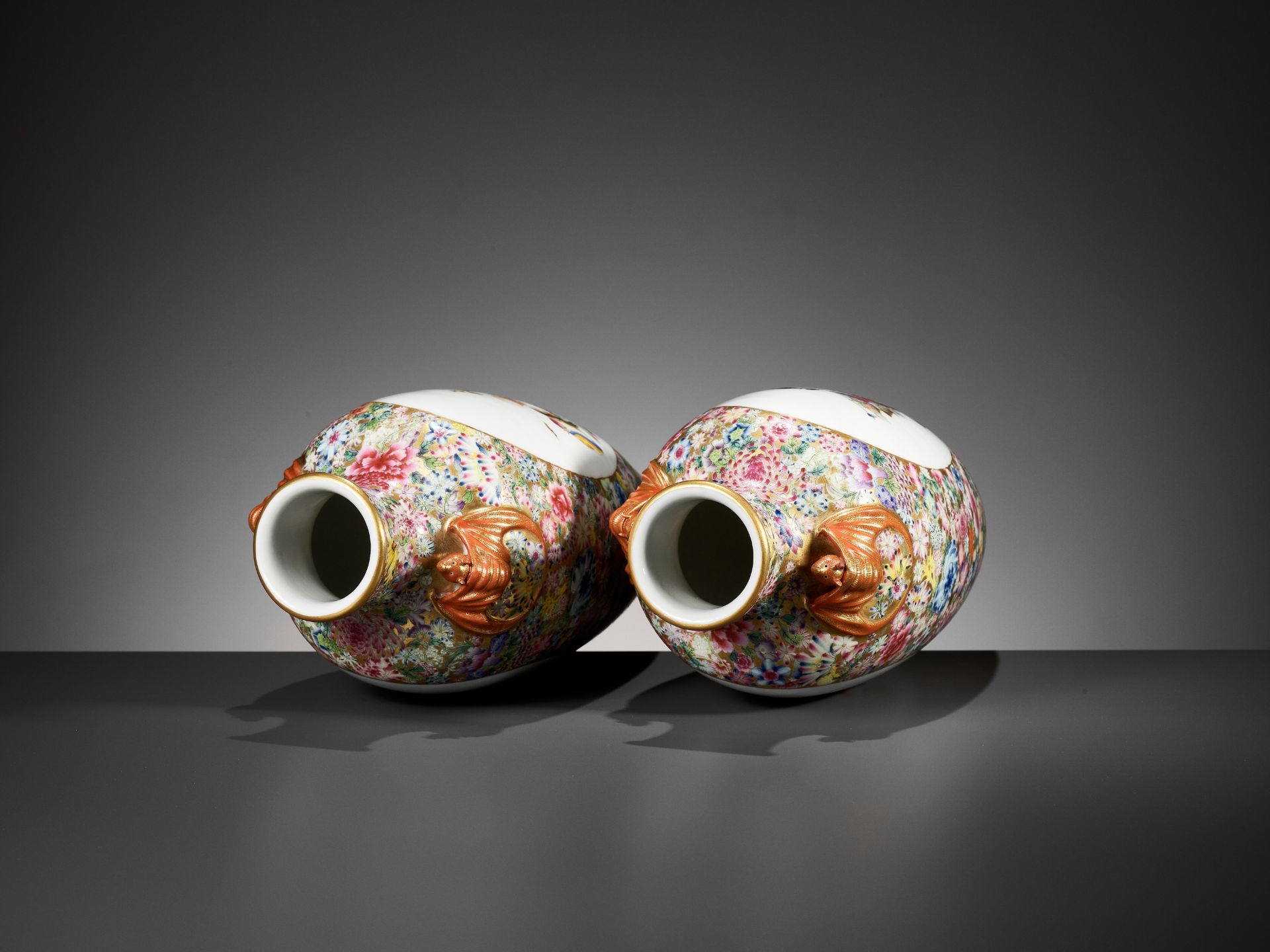 A PAIR OF FAMILLE ROSE 'MILLEFLEUR' VASES, LATE QING TO REPUBLIC - Image 9 of 13