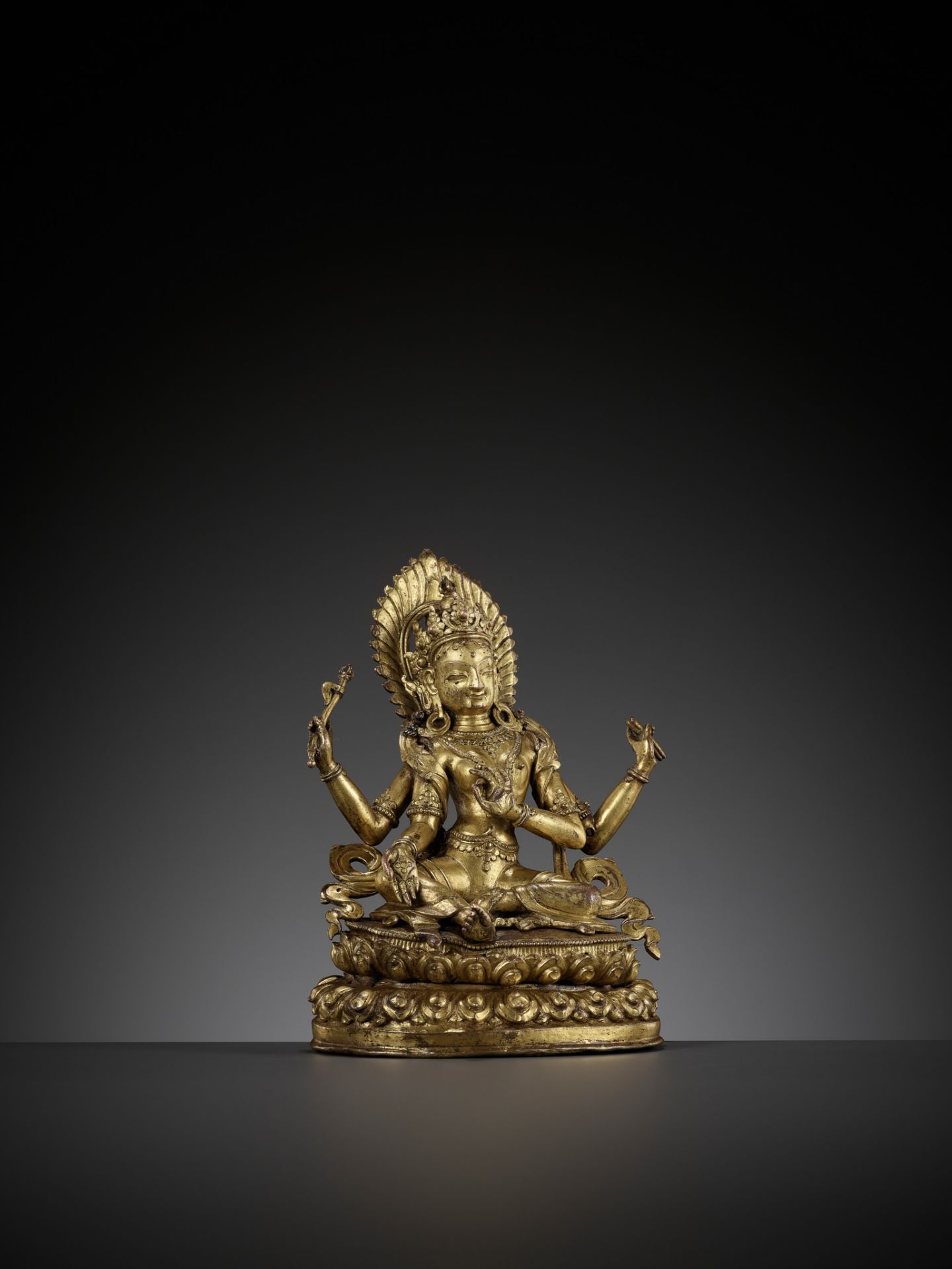 A CAST AND REPOUSSE GILT COPPER ALLOY FIGURE OF TARA, NEPAL, 18TH-19TH CENTURY - Image 12 of 13