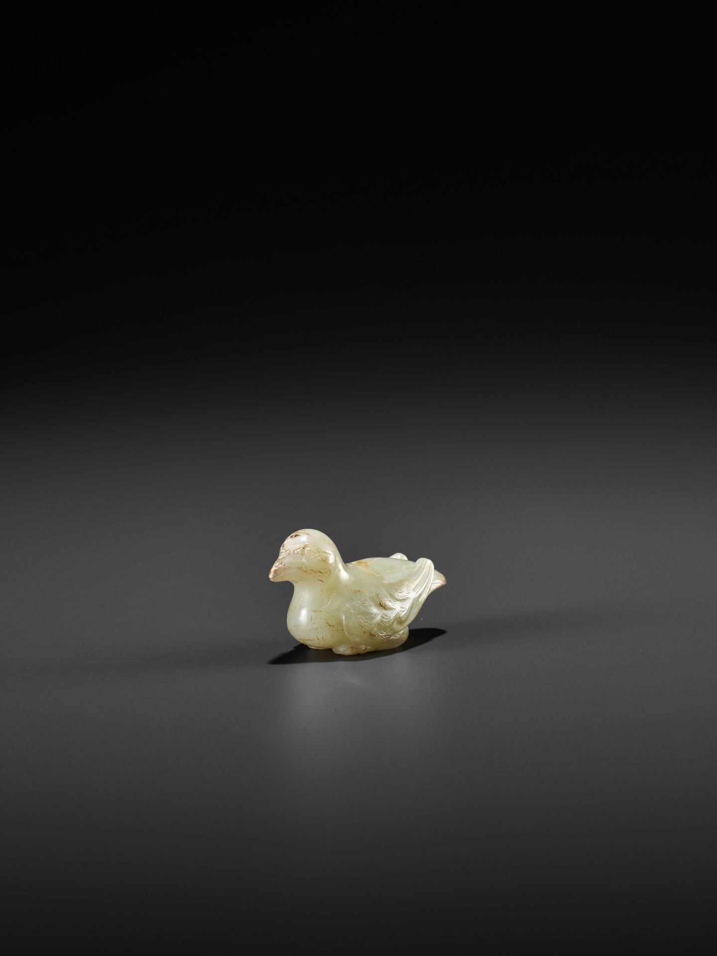 A CELADON JADE 'BIRD' PENDANT - Image 3 of 10