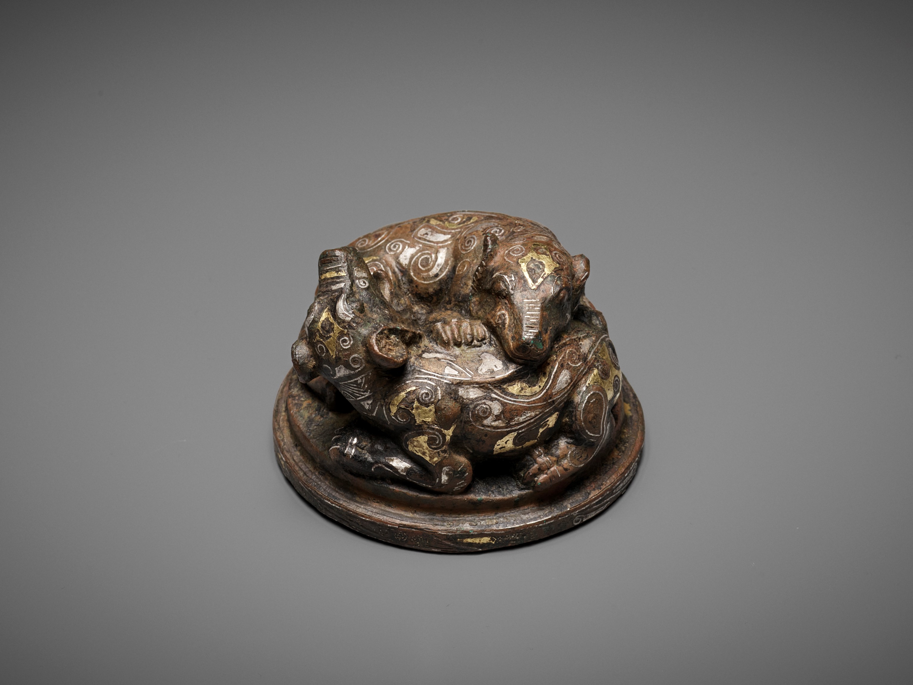 A GOLD AND SILVER-INLAID 'FIGHTING BEARS' BRONZE MAT WEIGHT, WARRING STATES TO HAN DYNASTY - Image 12 of 12