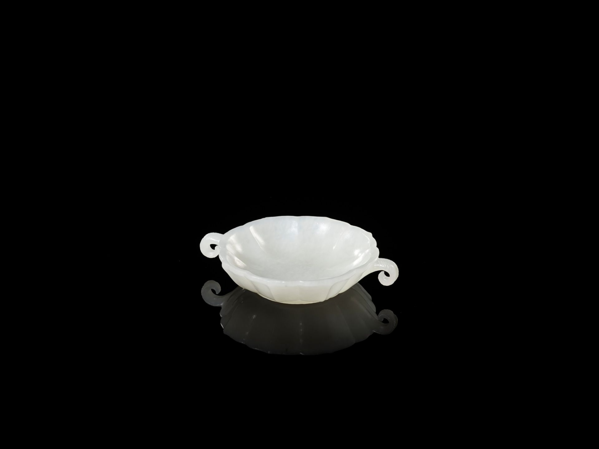 A WHITE JADE MUGHAL-STYLE LOBED BOWL, 18TH CENTURY - Image 2 of 10