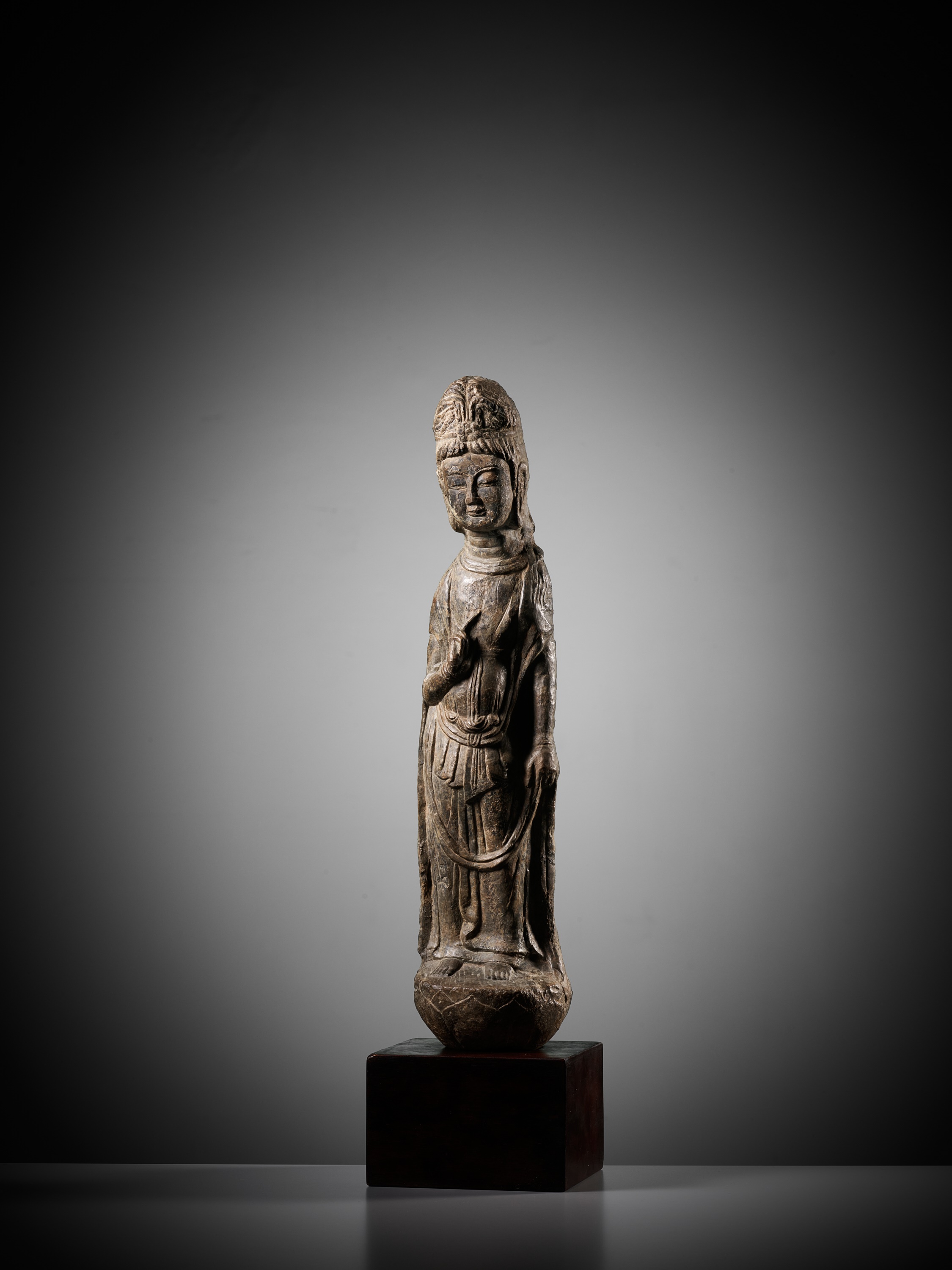 A RARE AND IMPORTANT LIMESTONE FIGURE OF A BODHISATTVA, LONGMEN GROTTOES, NORTHERN WEI DYNASTY - Image 7 of 18