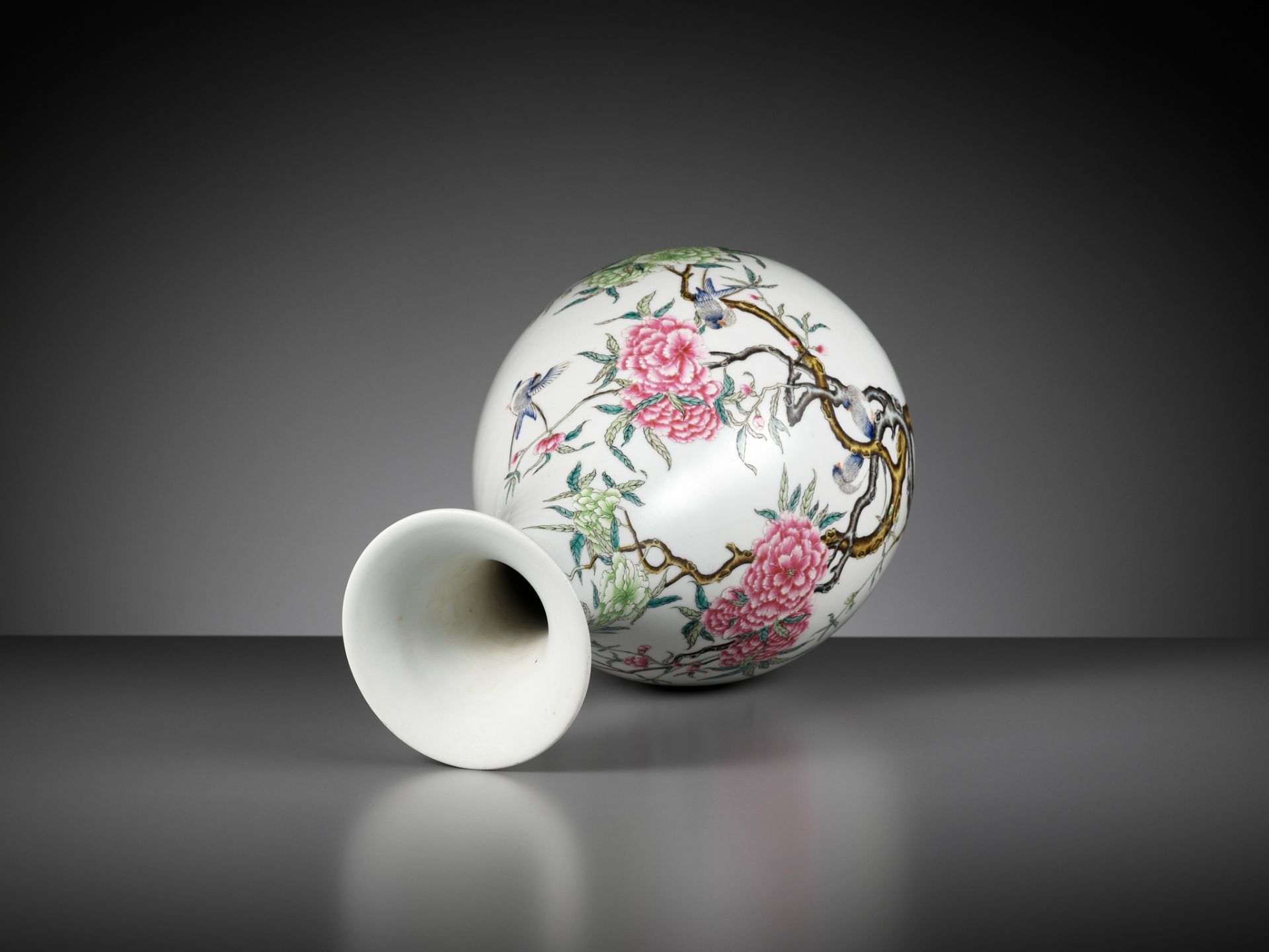 A VERY FINE FAMILLE ROSE 'BIRDS AND FLOWERS' PEAR-SHAPED VASE, YUHUCHUNPING, REPUBLIC PERIOD - Image 15 of 17