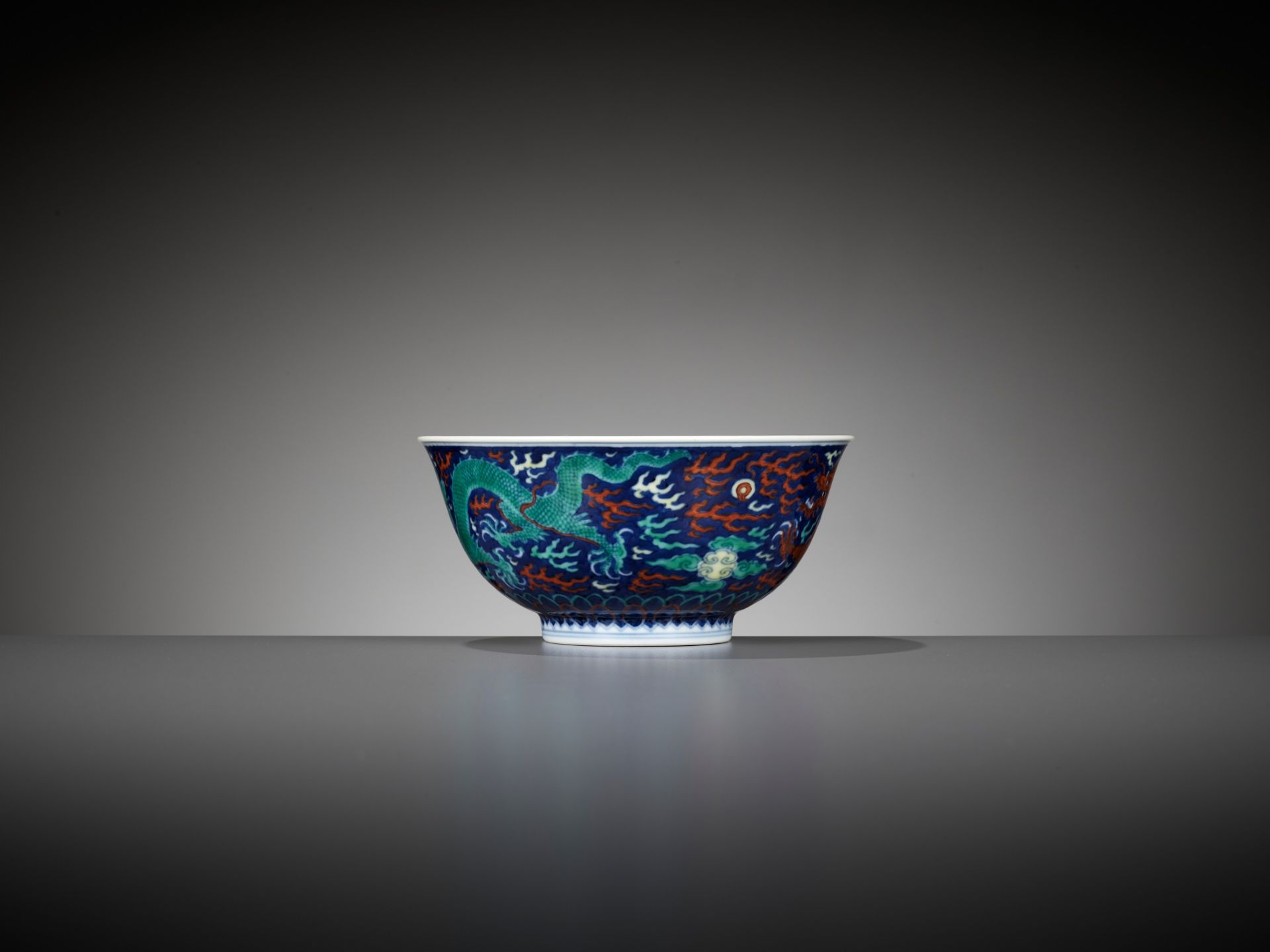 A RARE BLUE-GROUND POLYCHROME-DECORATED 'DRAGON' BOWL, QIANLONG MARK AND PERIOD - Image 12 of 19
