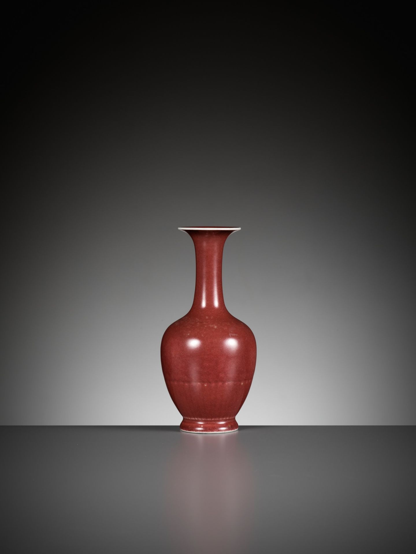 A PEACHBLOOM-GLAZED 'CHRYSANTHEMUM' VASE, JUBAN PING, 19TH CENTURY - Bild 10 aus 16