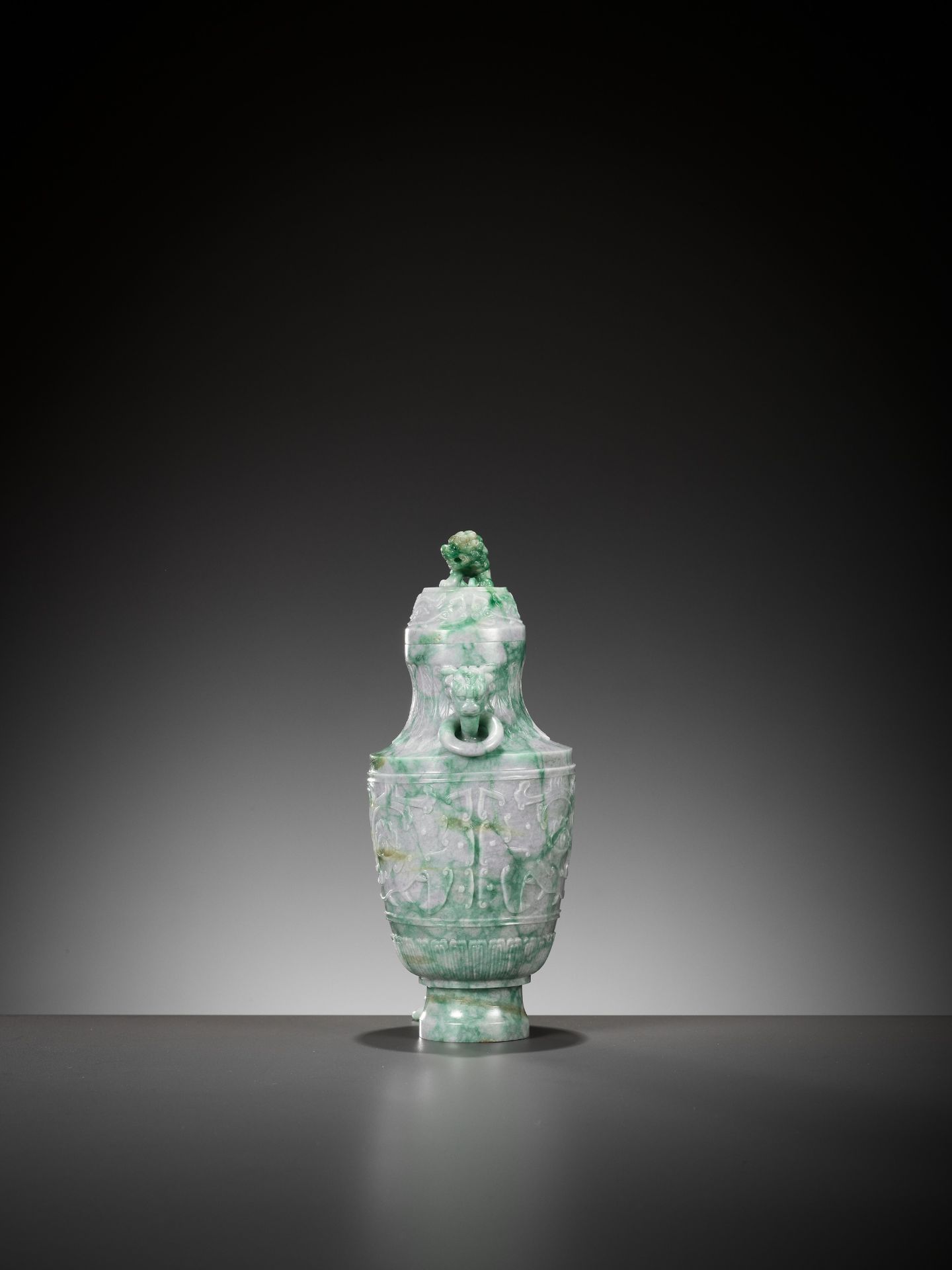 A LAVENDER AND APPLE GREEN JADEITE 'CHAIN' VASE AND COVER, EARLY 20TH CENTURY - Bild 6 aus 11