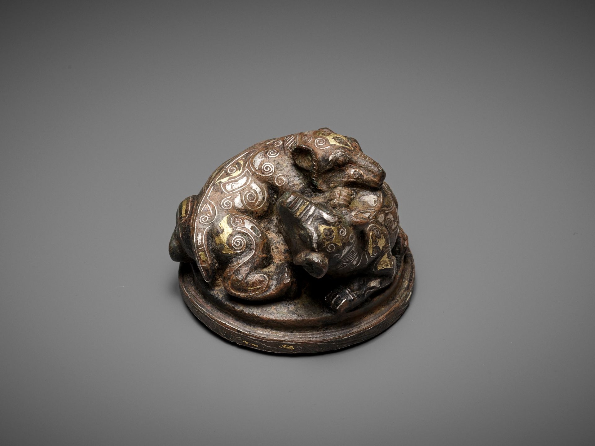 A GOLD AND SILVER-INLAID 'FIGHTING BEARS' BRONZE MAT WEIGHT, WARRING STATES TO HAN DYNASTY - Image 11 of 12
