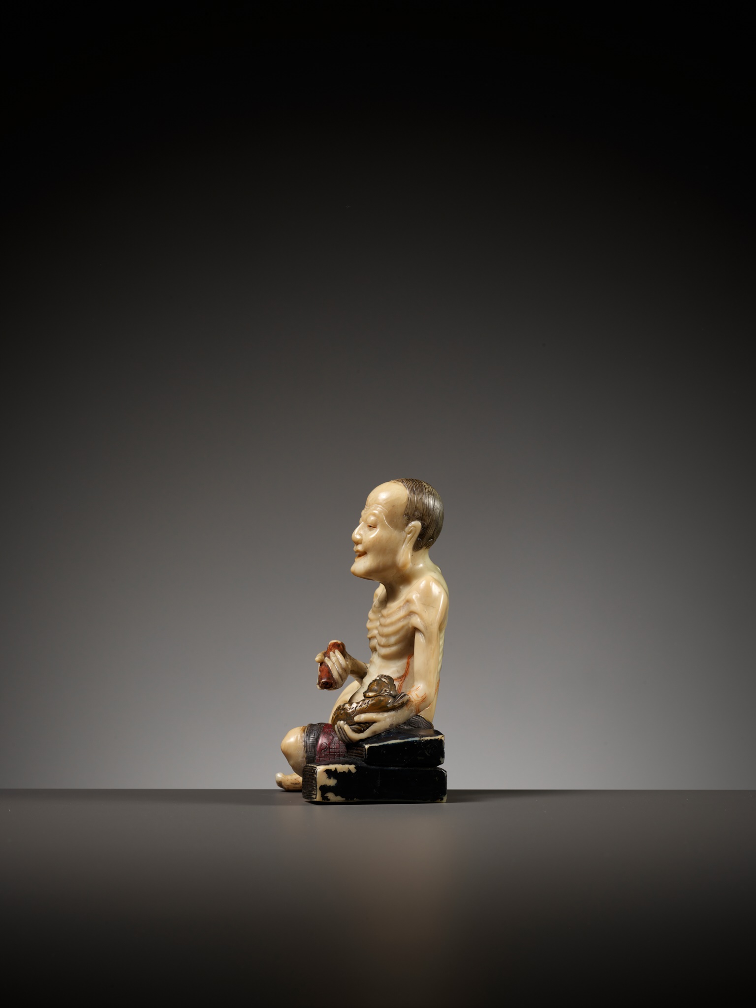 A SOAPSTONE FIGURE OF VIJRAPUTRA, MID-QING DYNASTY - Image 9 of 15