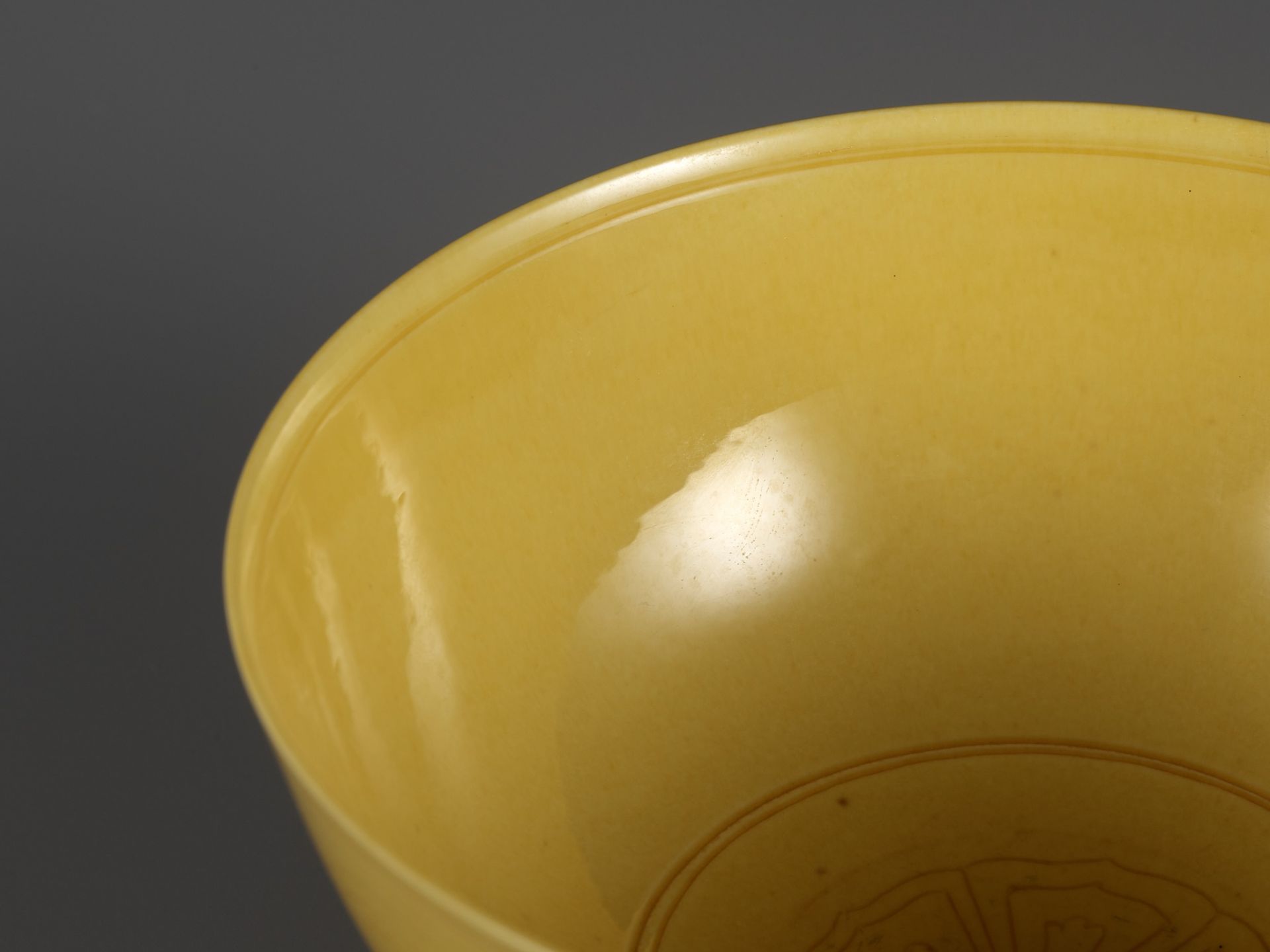 AN EXCEEDINGLY RARE PAIR OF INCISED YELLOW-GLAZED 'FLORAL MEDALLION' BOWLS, KANGXI MARKS AND PERIOD - Image 23 of 26