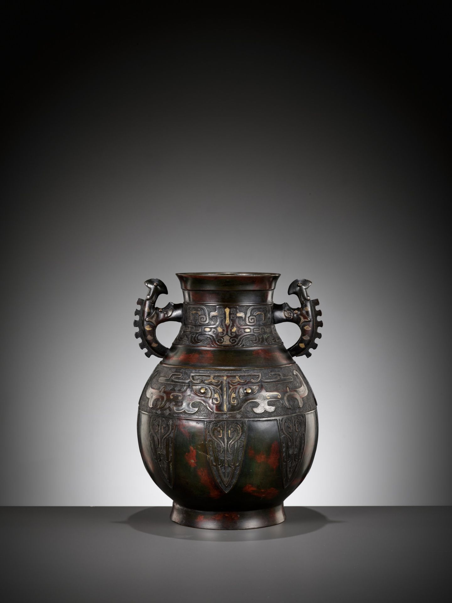 A LARGE ARCHAISTIC GOLD AND SILVER-INLAID BRONZE VASE, HU, QING DYNASTY - Bild 9 aus 14