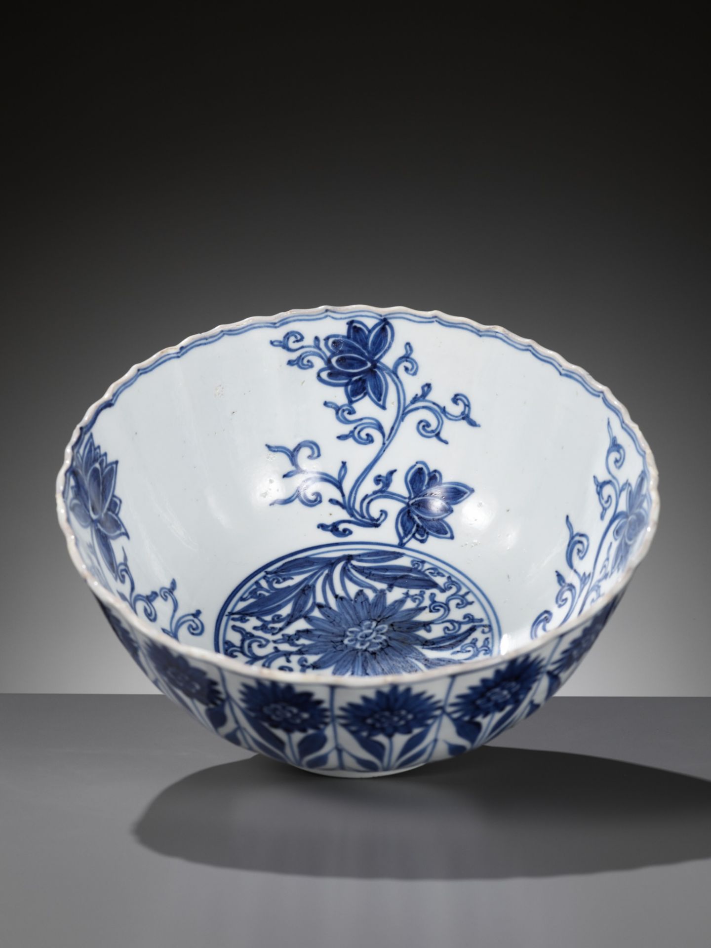 A BLUE AND WHITE 'ASTER' BOWL, KANGXI PERIOD - Image 6 of 10