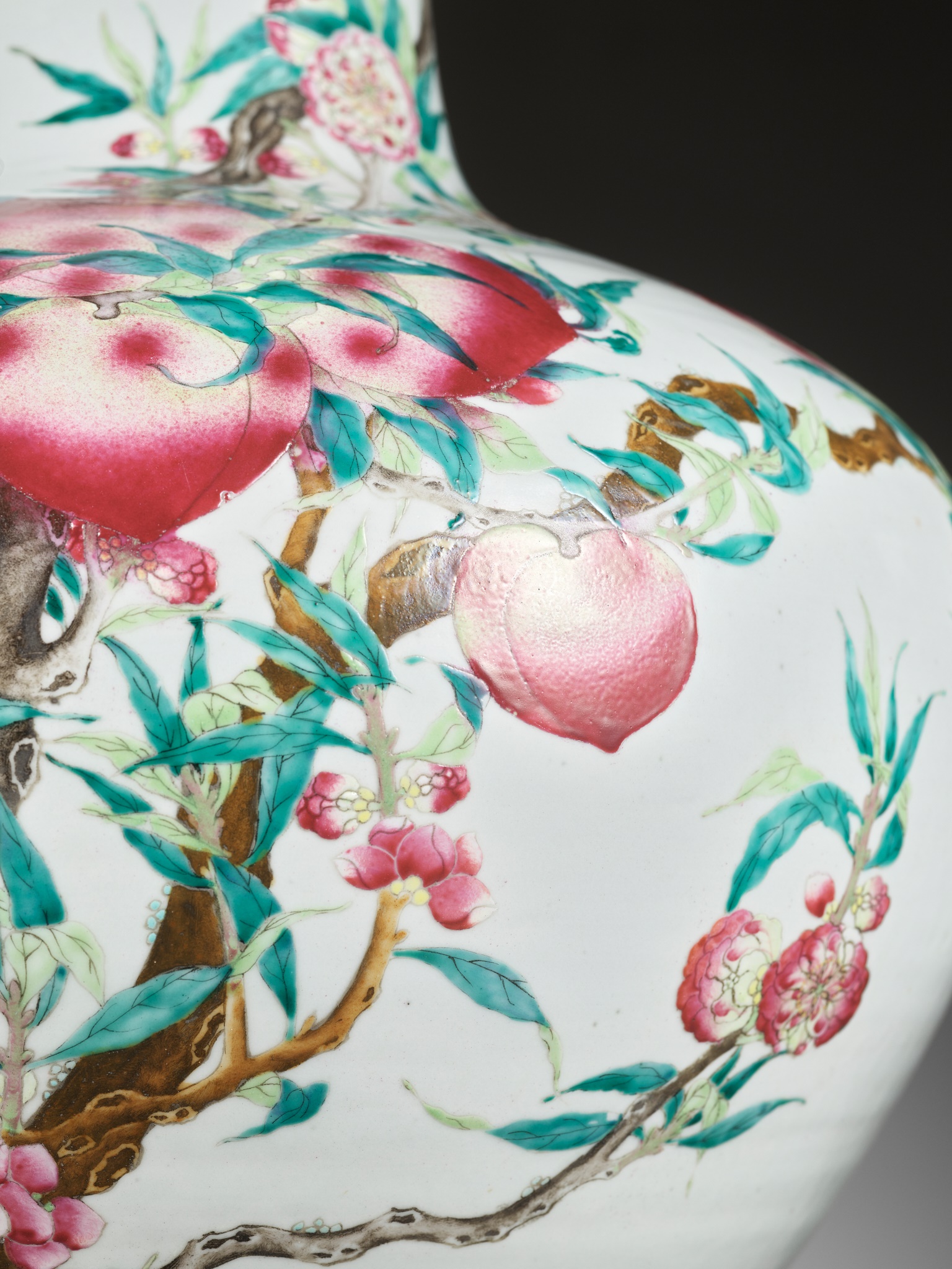 A FAMILLE ROSE 'NINE PEACHES' VASE, TIANQIUPING, LATE QING DYNASTY TO REPUBLIC PERIOD - Image 19 of 20