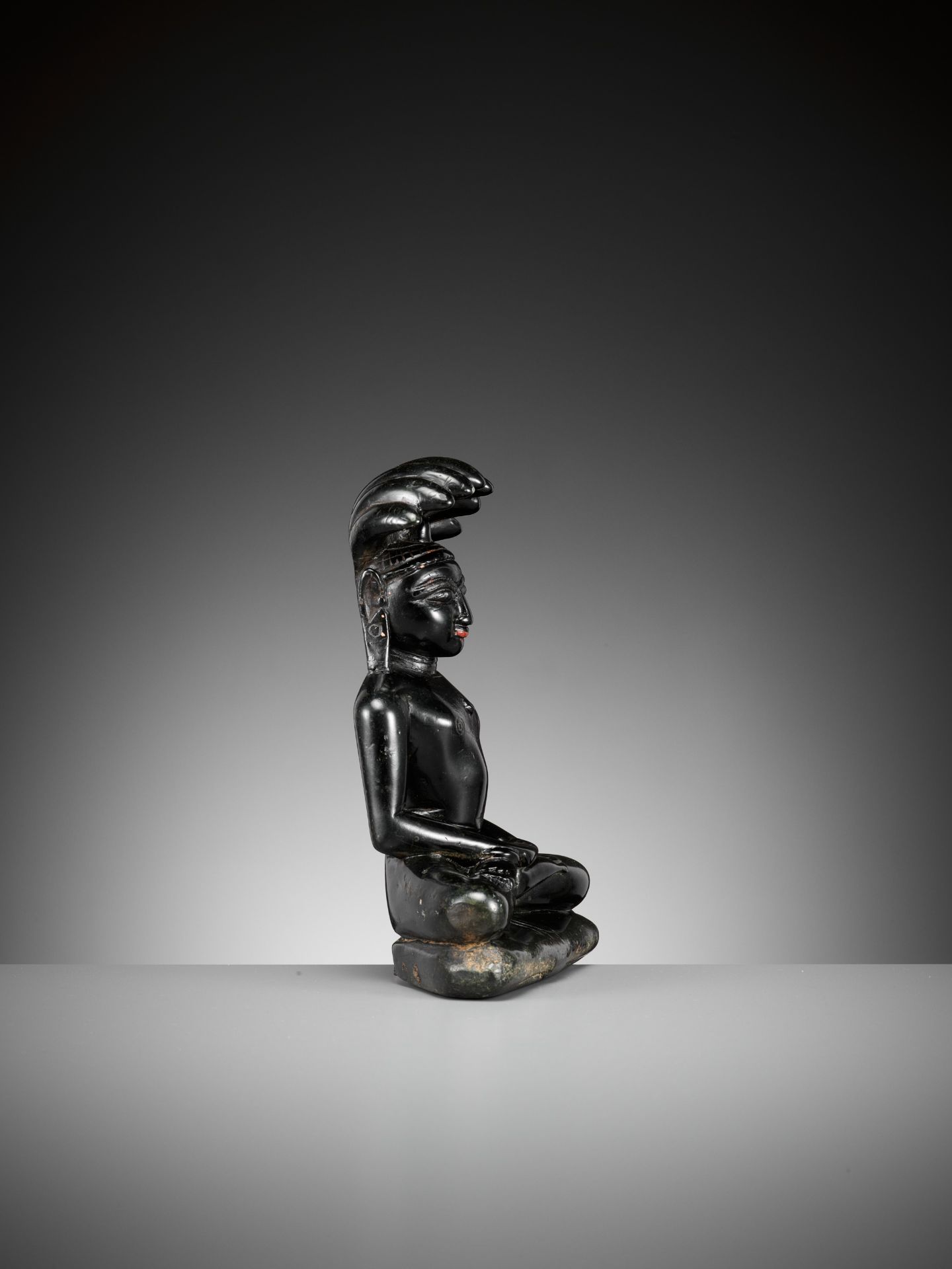 A BLACK STONE FIGURE OF PARSHVANATHA, JAIN, 15TH-17TH CENTURY - Bild 7 aus 10