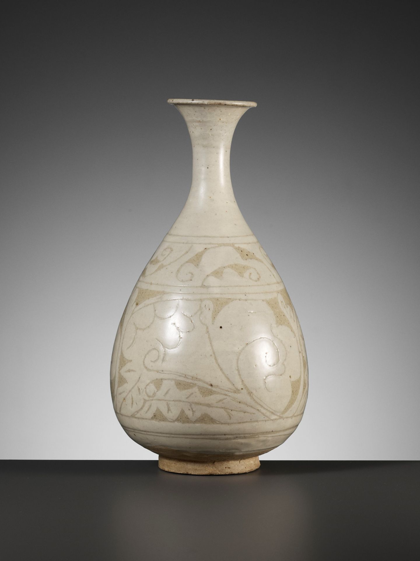 A CIZHOU 'FLORAL' SGRAFFIATO VASE, YUHUCHUNPING, JIN DYNASTY