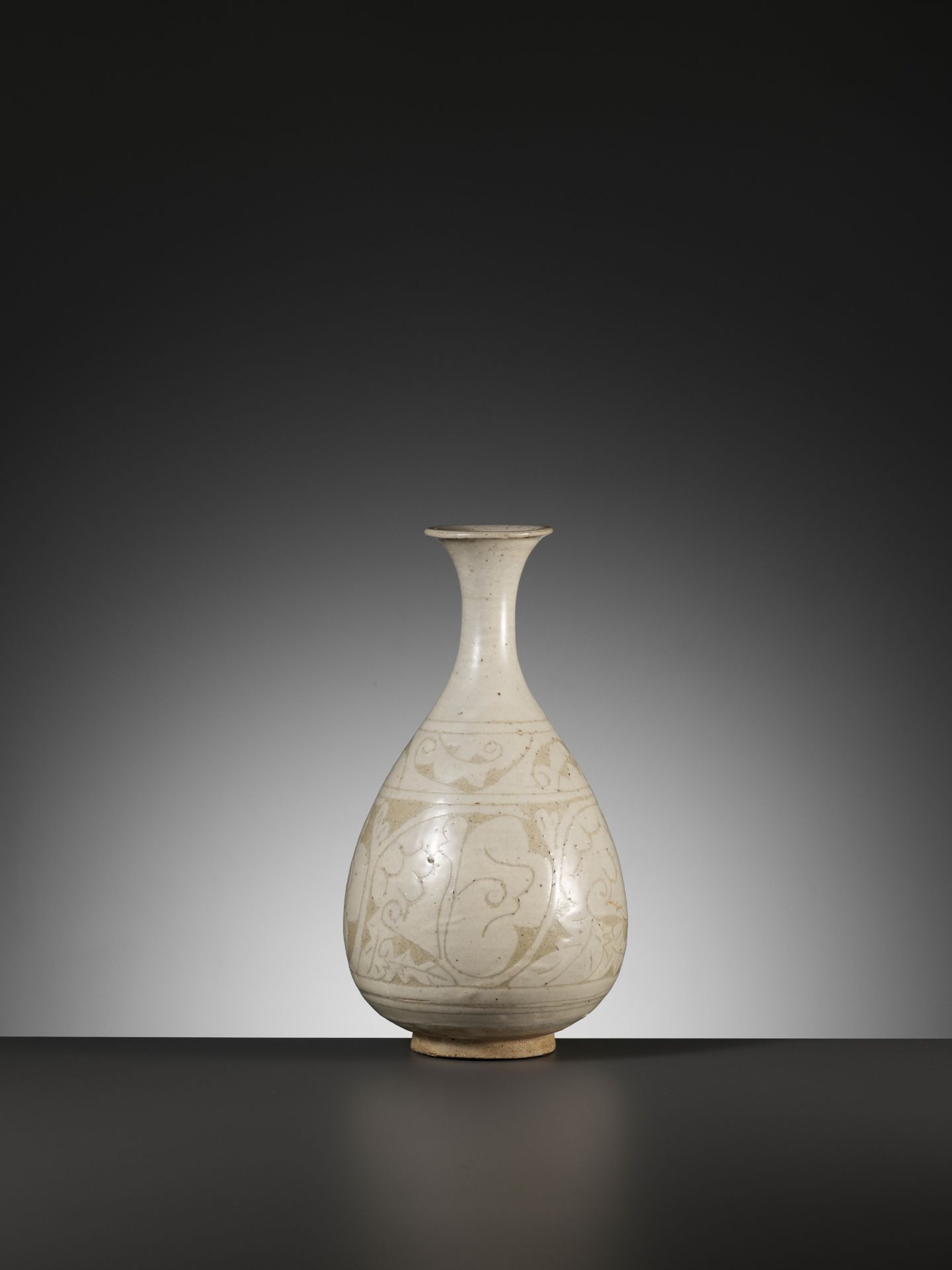 A CIZHOU 'FLORAL' SGRAFFIATO VASE, YUHUCHUNPING, JIN DYNASTY - Image 5 of 8