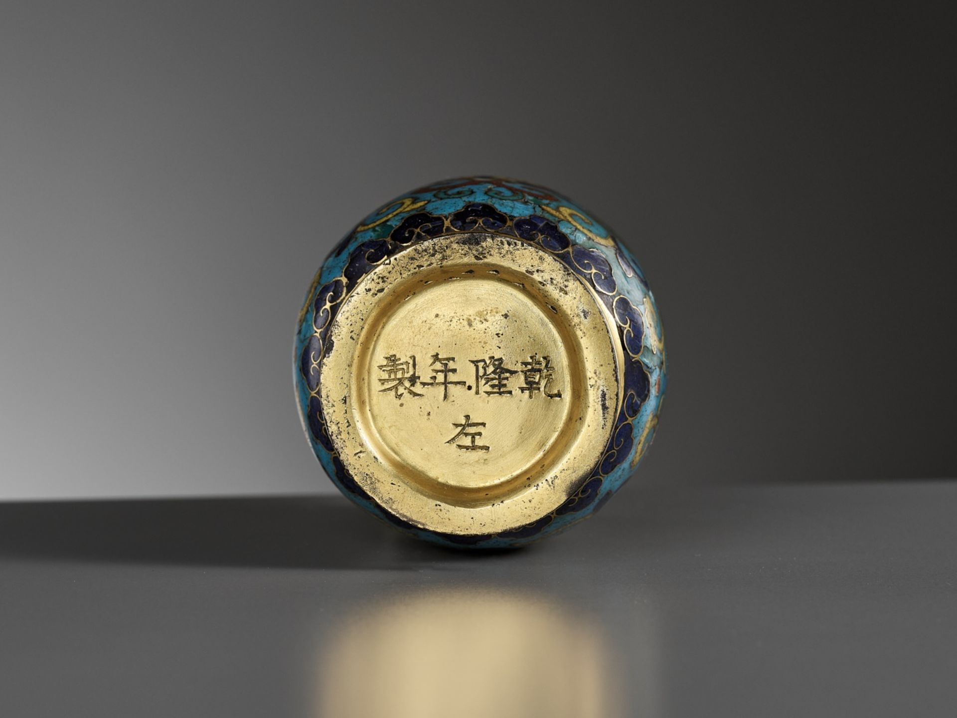 A CLOISONNE ENAMEL MALLET VASE, QIANLONG FIVE-CHARACTER MARK AND OF THE PERIOD - Image 13 of 14