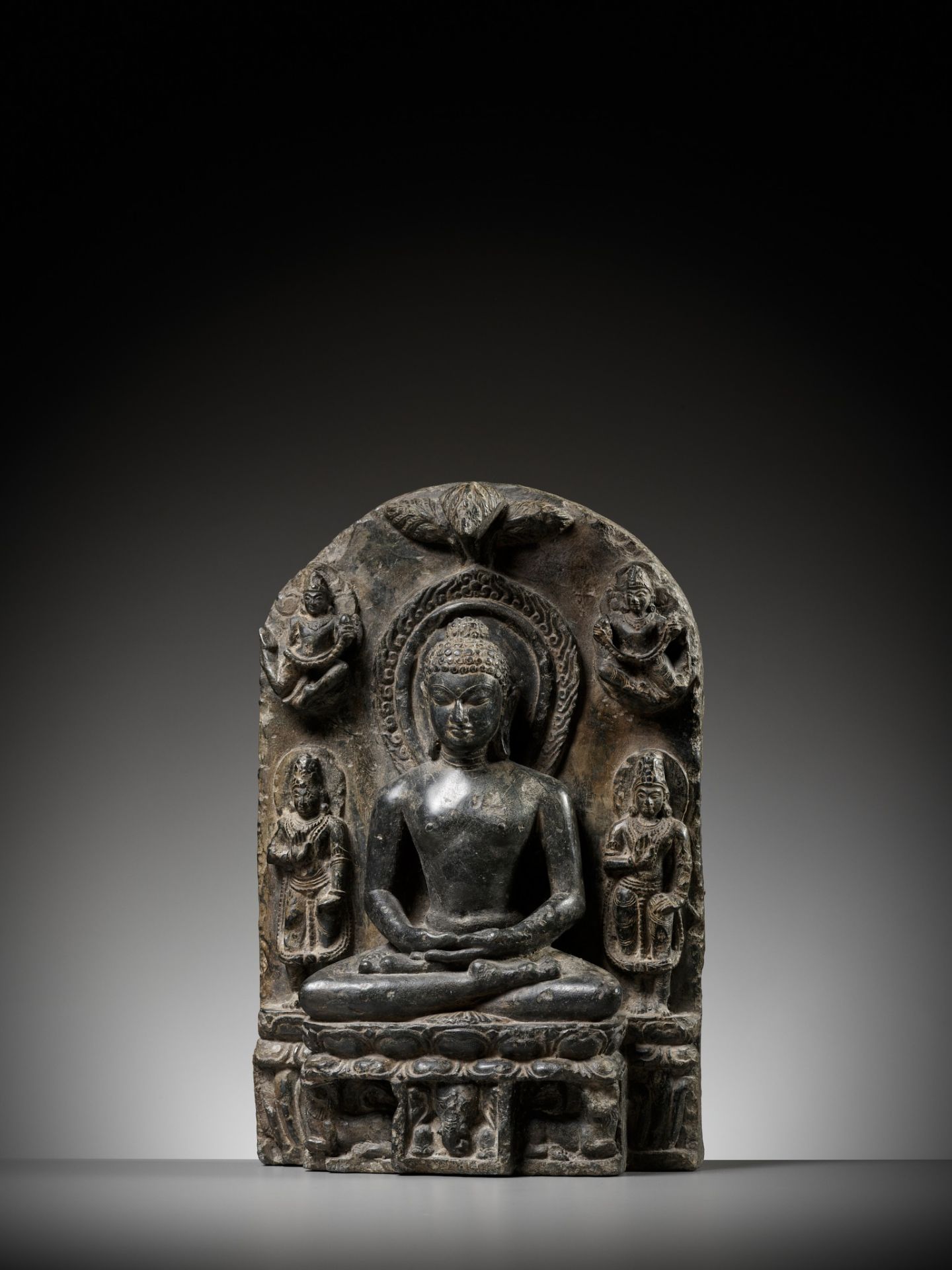 A BLACK STONE STELE DEPICTING BUDDHA, PALA EMPIRE - Bild 6 aus 11