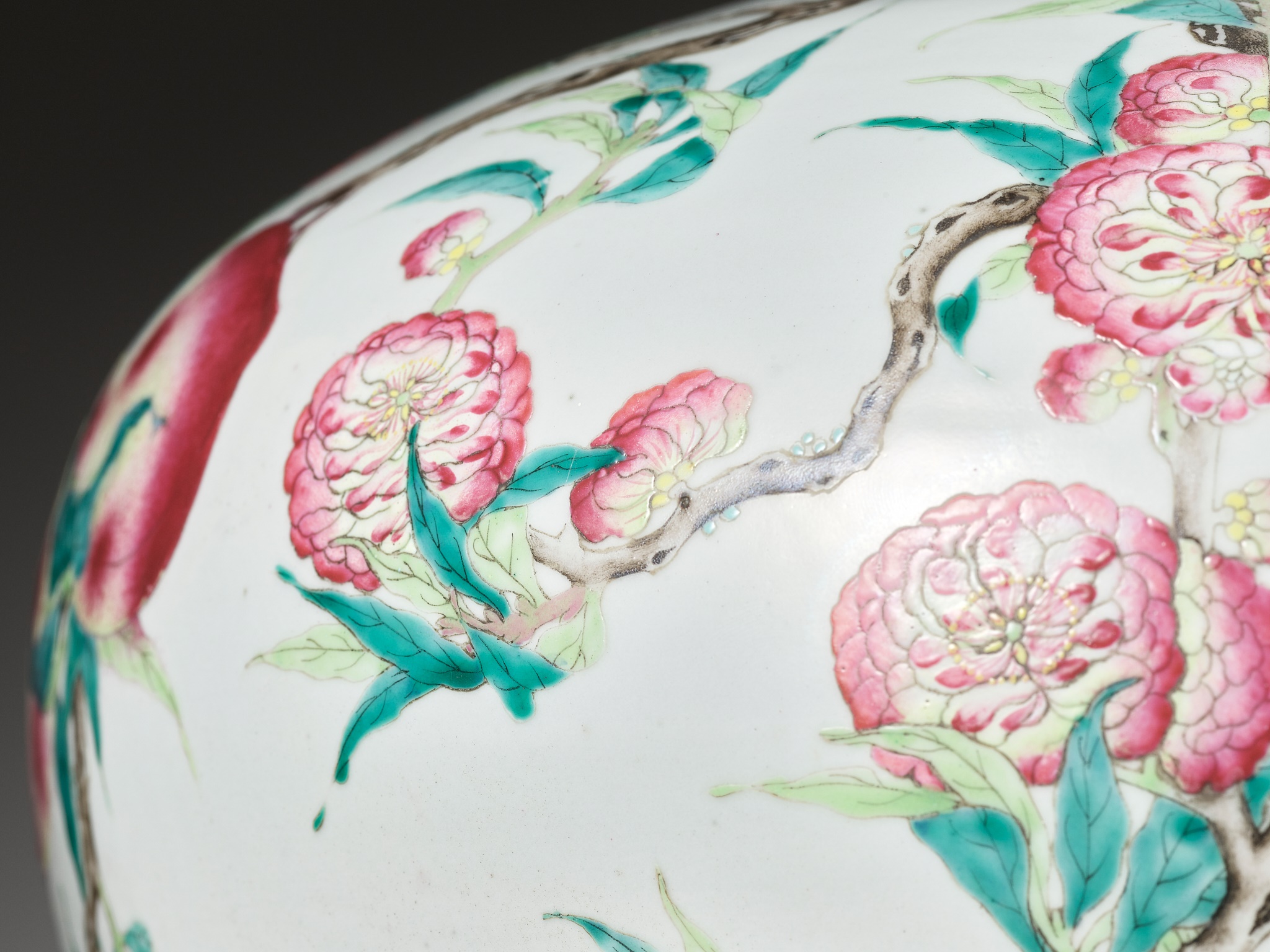 A FAMILLE ROSE 'NINE PEACHES' VASE, TIANQIUPING, LATE QING DYNASTY TO REPUBLIC PERIOD - Image 20 of 20