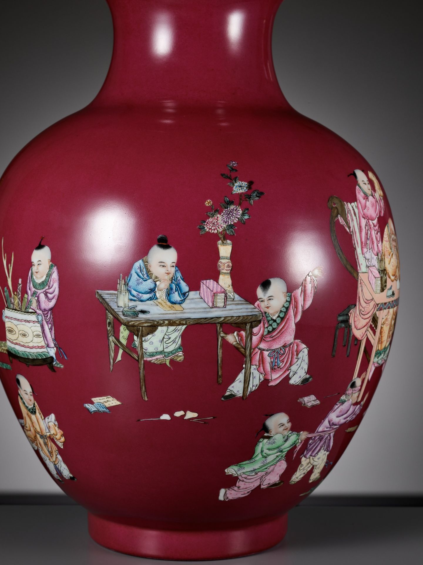 A LARGE PUCE-GROUND 'SLEEPING TEACHER & MISCHIEVOUS BOYS' VASE, LATE QING TO REPUBLIC PERIOD - Image 4 of 18