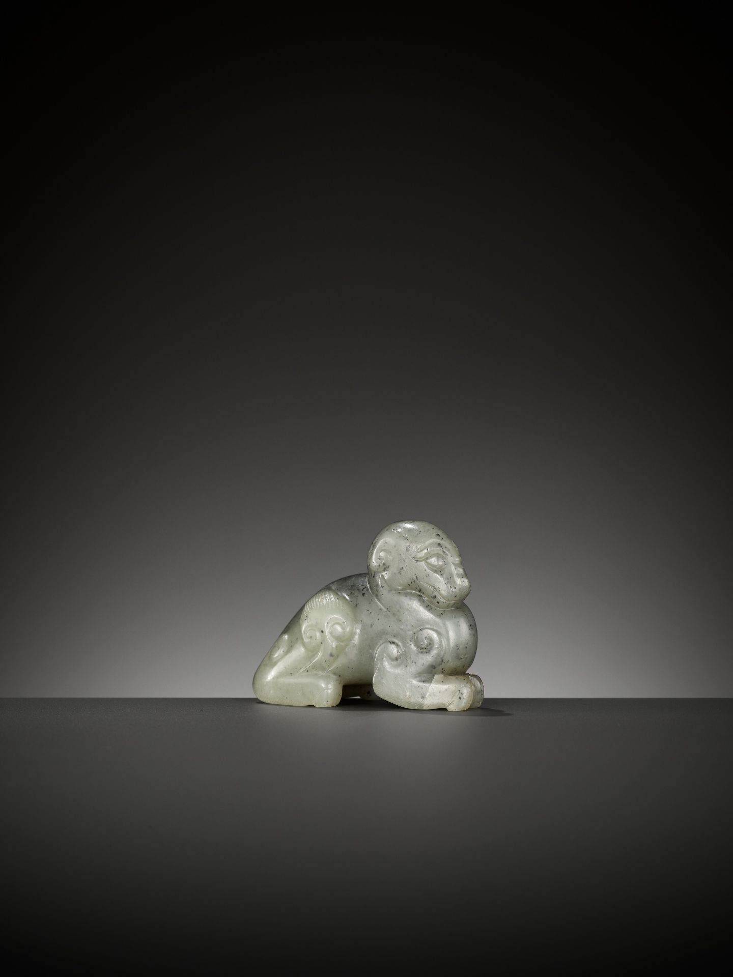 A GRAY JADE FIGURE OF A MYTHICAL BEAST, 17TH CENTURY - Image 7 of 13