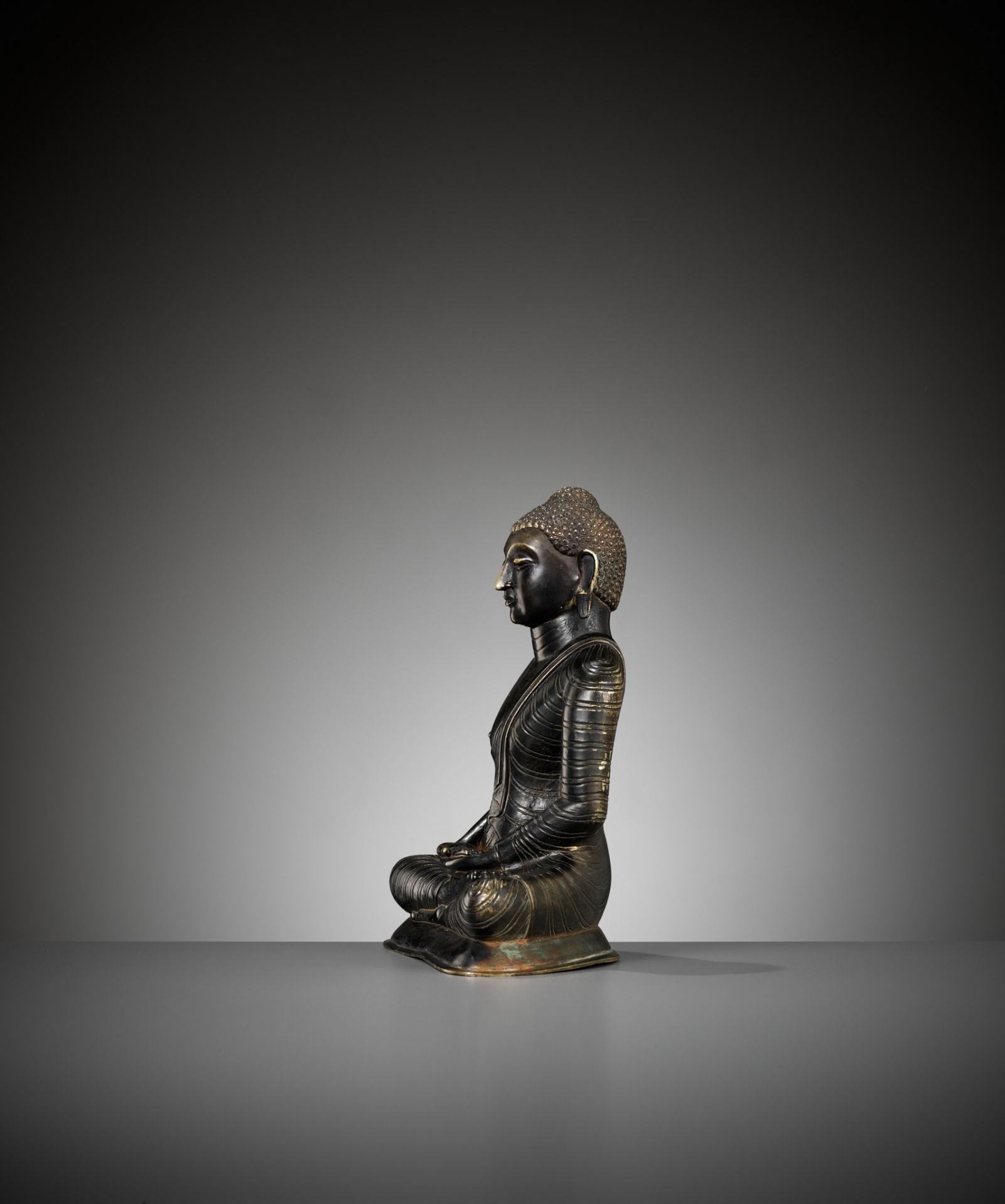 A BRONZE FIGURE OF BUDDHA, SRI LANKA, 18TH TO 19TH CENTURY - Image 6 of 10