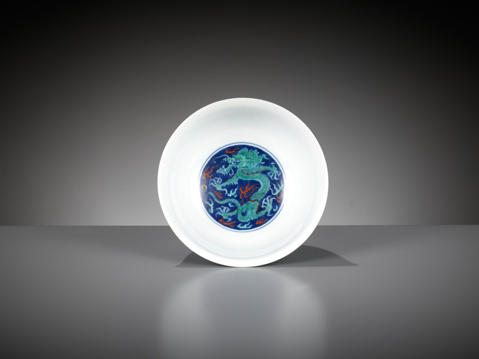 A RARE BLUE-GROUND POLYCHROME-DECORATED 'DRAGON' BOWL, QIANLONG MARK AND PERIOD - Image 5 of 19