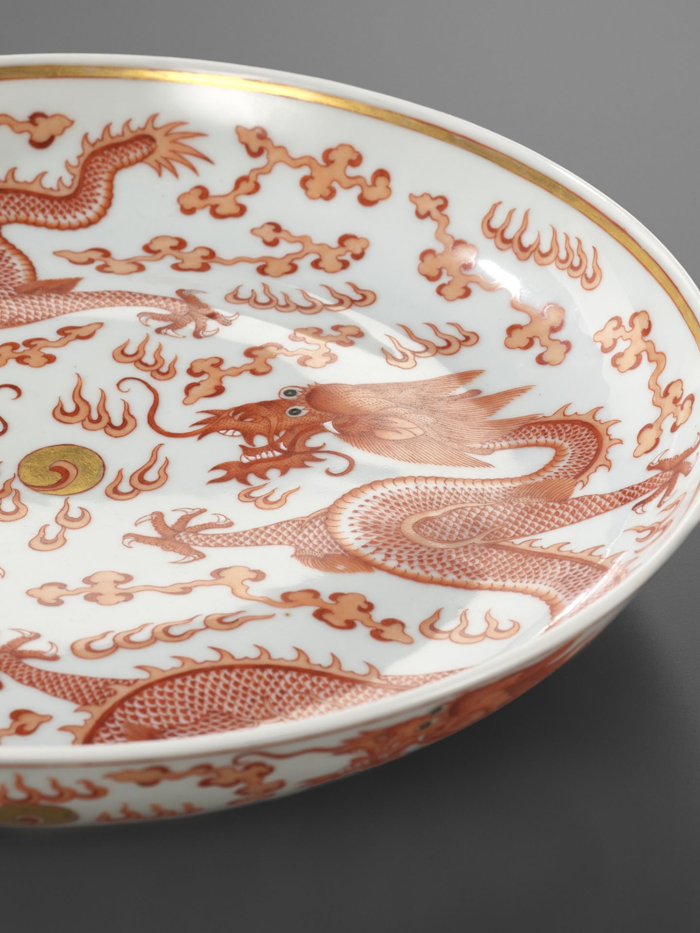 A LARGE IRON-RED AND GILT 'DRAGONS' DISH, GUANGXU MARK AND PERIOD - Image 4 of 10