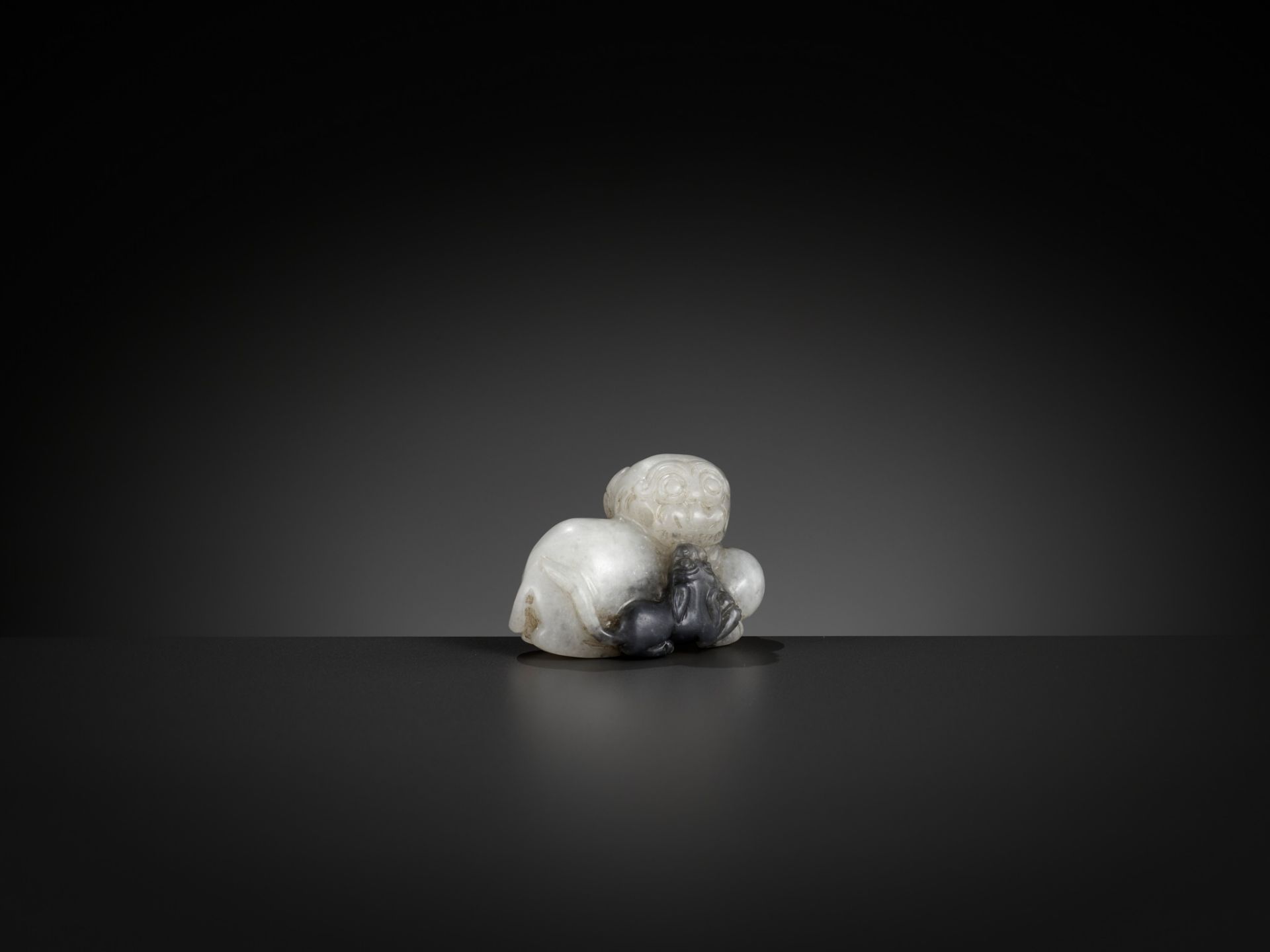 A WHITE AND GRAY JADE GROUP OF A LION AND CUB, LATE MING TO EARLY QING DYNASTY - Image 2 of 9