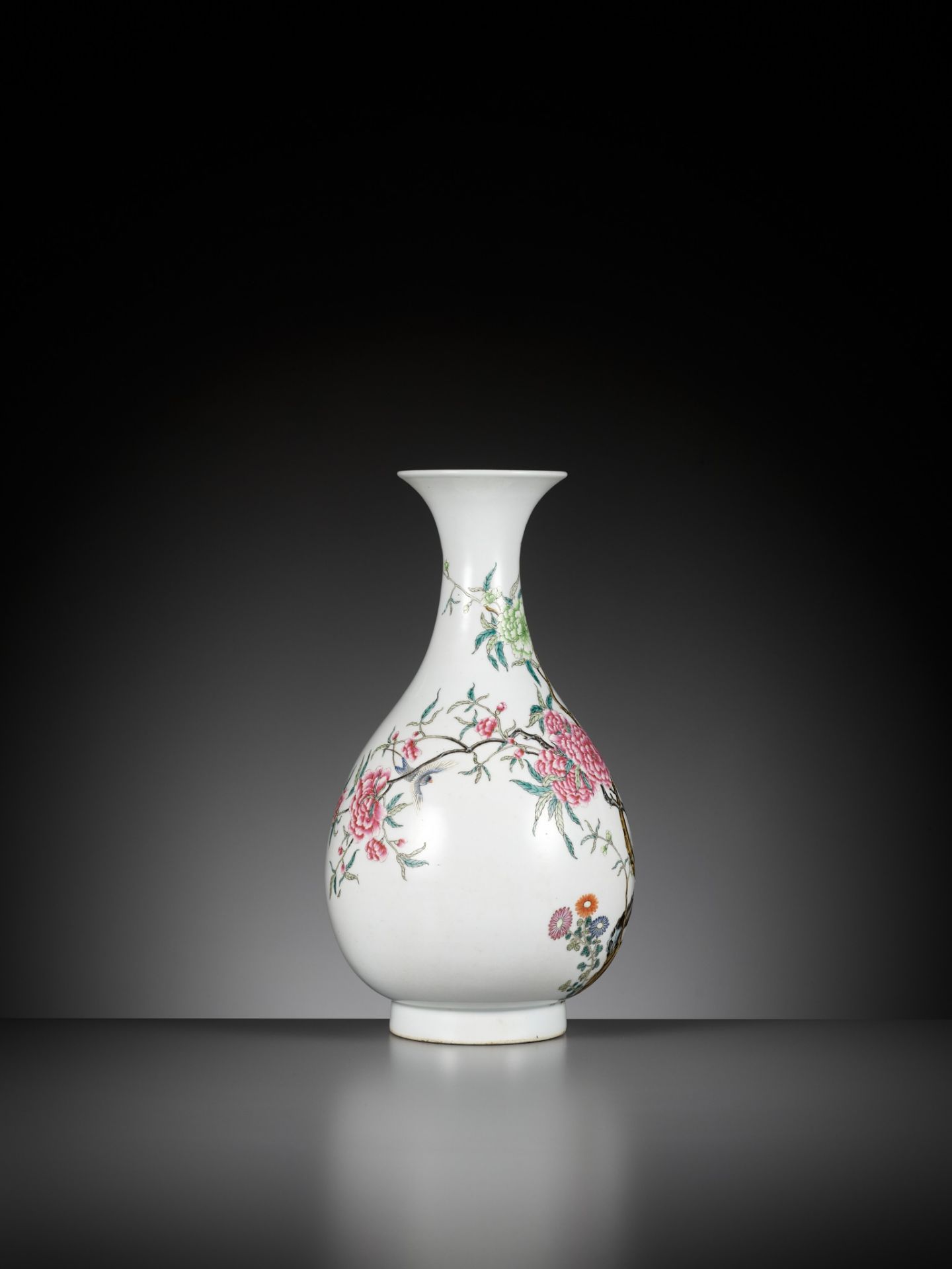 A VERY FINE FAMILLE ROSE 'BIRDS AND FLOWERS' PEAR-SHAPED VASE, YUHUCHUNPING, REPUBLIC PERIOD - Image 13 of 17