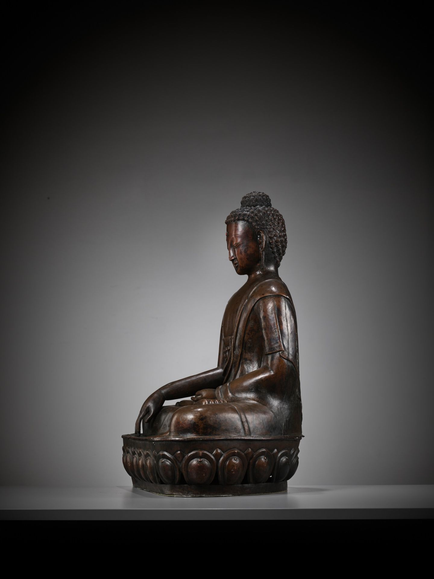 A LARGE CAST AND REPOUSSE COPPER FIGURE OF BUDDHA SHAKYAMUNI, QING DYNASTY - Bild 6 aus 12