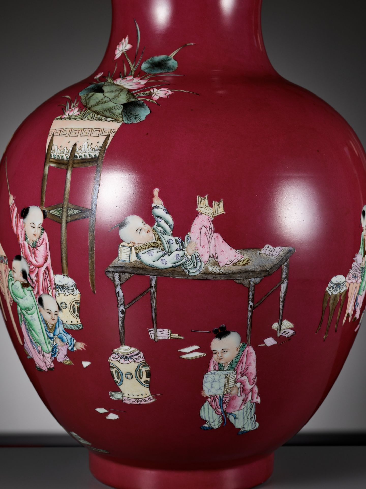 A LARGE PUCE-GROUND 'SLEEPING TEACHER & MISCHIEVOUS BOYS' VASE, LATE QING TO REPUBLIC PERIOD - Image 7 of 18