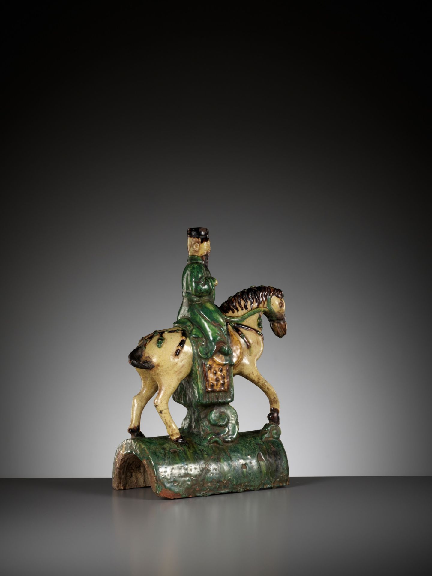 A SANCAI GLAZED EQUESTRIAN-FORM ROOF TILE, MING DYNASTY - Bild 9 aus 11