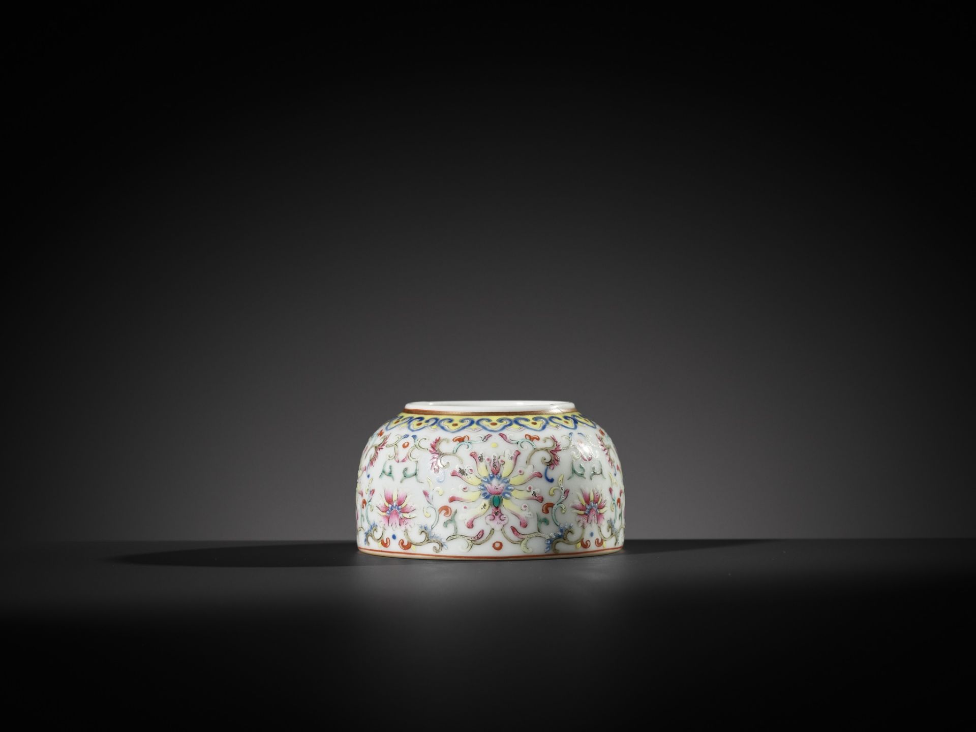 A FAMILLE ROSE WATER POT, JIAQING MARK AND PERIOD - Bild 8 aus 10