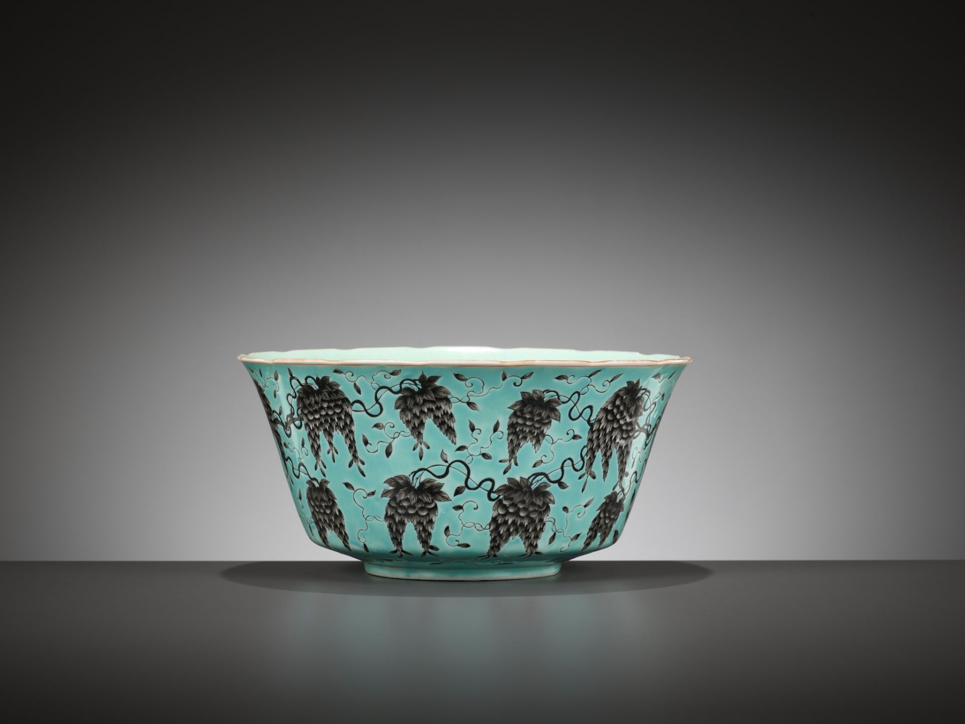 A FAMILLE-ROSE DAYAZHAI 'FLORAL' BOWL, REPUBLIC PERIOD - Bild 10 aus 13