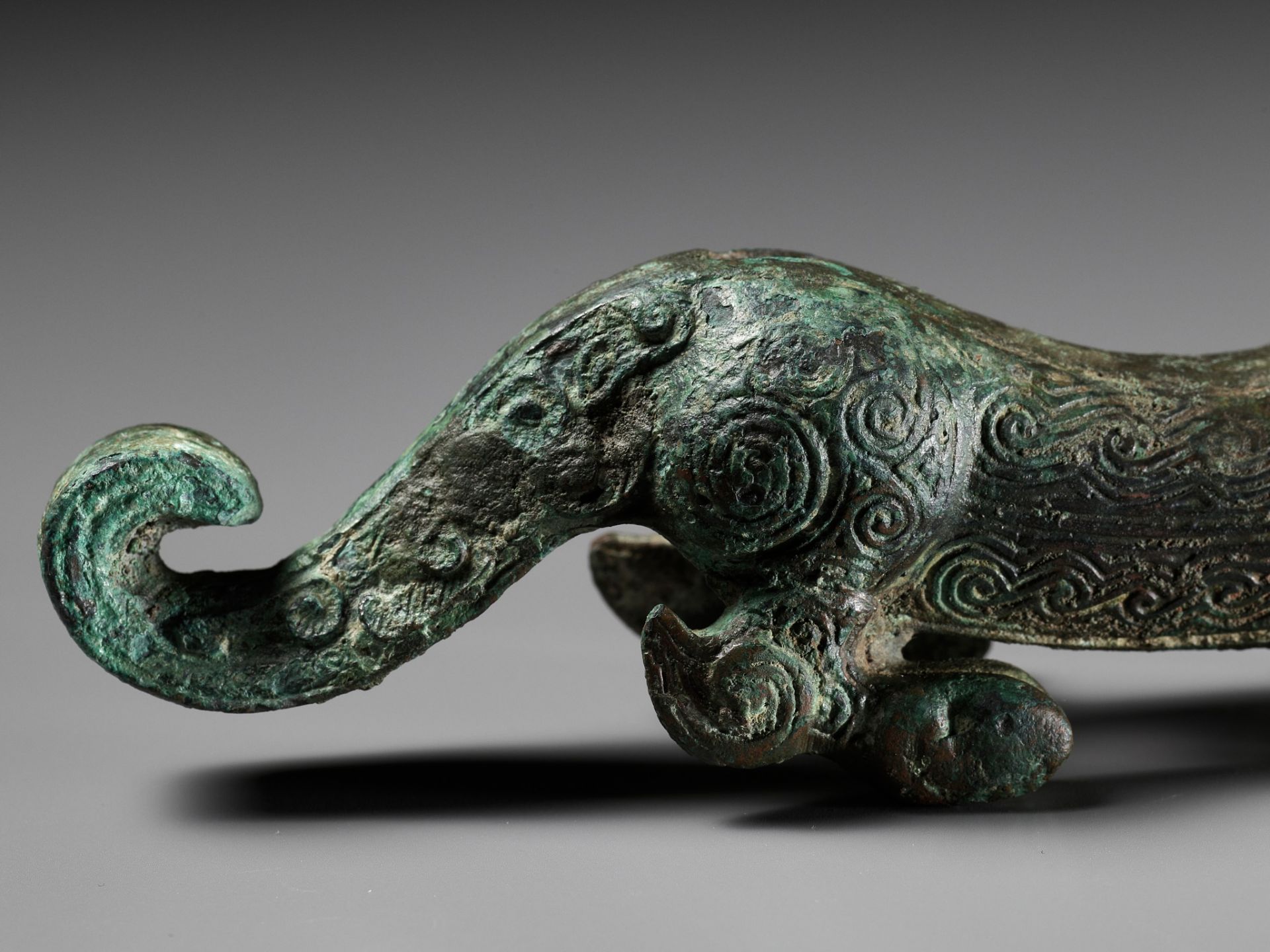 A SUPERB BRONZE FIGURE OF A DRAGON, EASTERN ZHOU DYNASTY, CHINA, 770-256 BC - Bild 21 aus 25