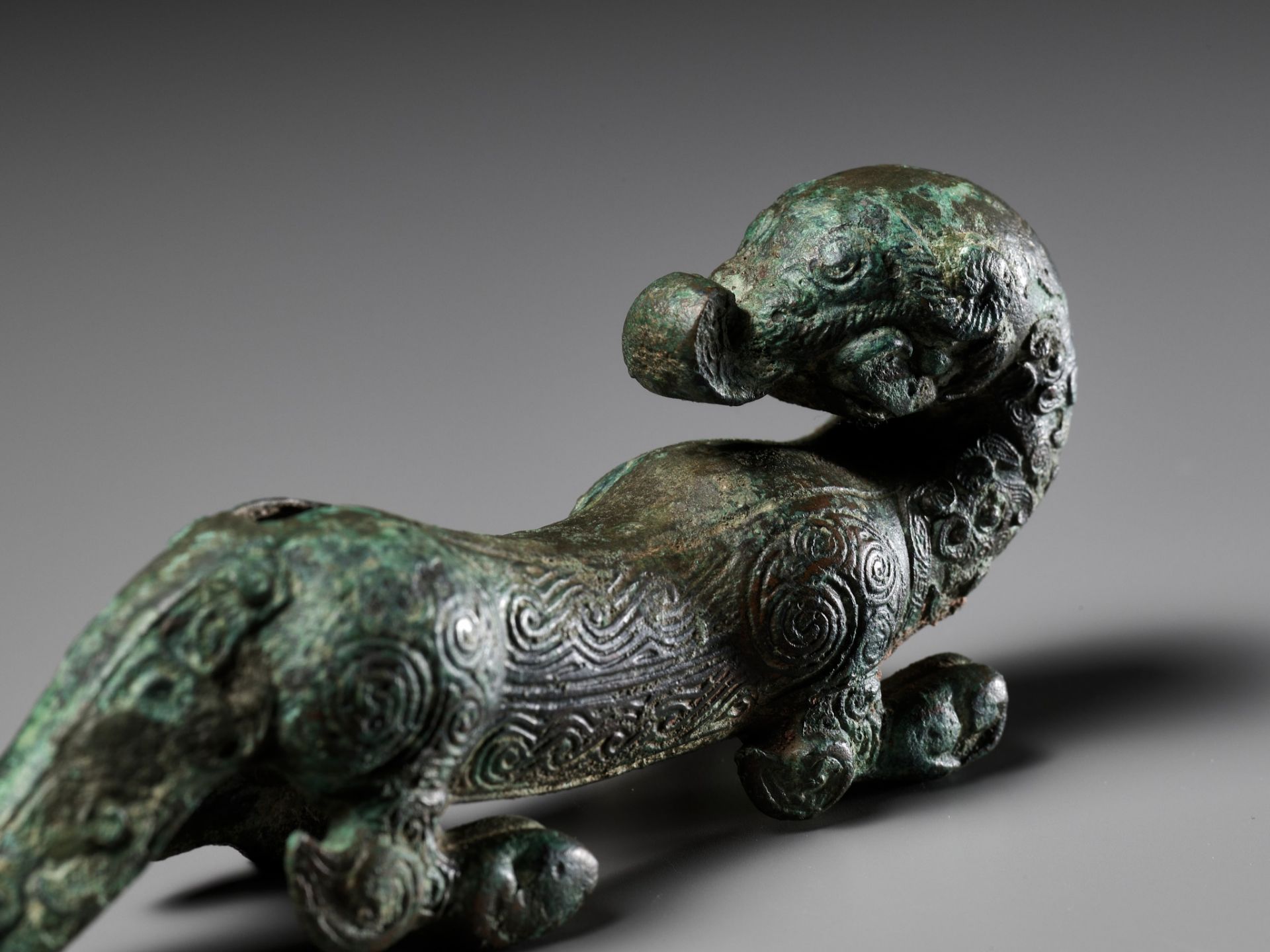 A SUPERB BRONZE FIGURE OF A DRAGON, EASTERN ZHOU DYNASTY, CHINA, 770-256 BC - Bild 22 aus 25