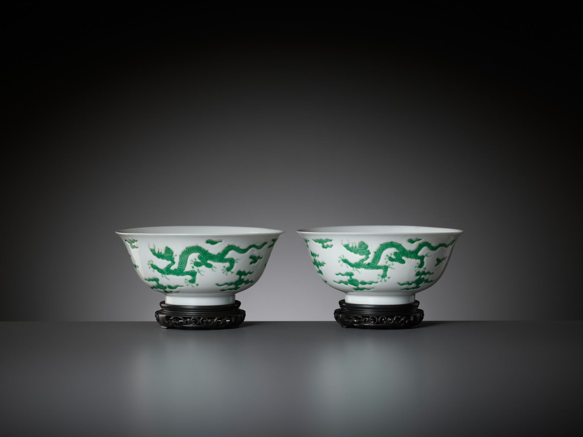 A RARE PAIR OF MING-STYLE GREEN-ENAMELED 'DRAGON' BOWLS, KANGXI PERIOD - Image 11 of 18