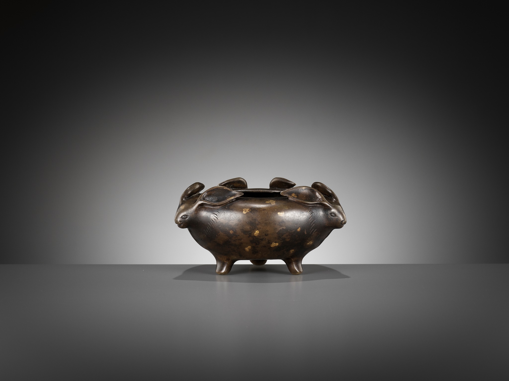 A RARE GILT-SPLASHED BRONZE 'THREE HARES' CENSER, 17TH-18TH CENTURY - Image 3 of 12