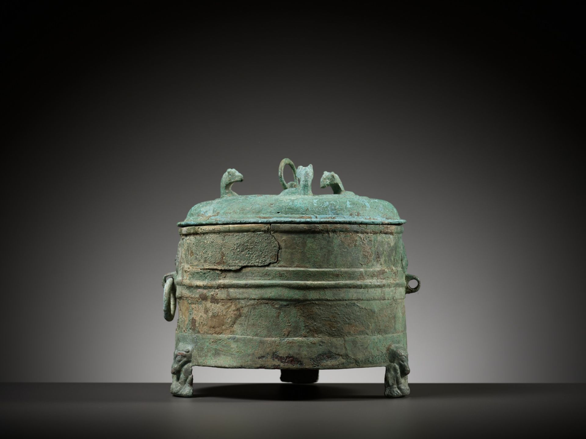 A RARE BRONZE TRIPOD VESSEL AND COVER, LIAN, HAN DYNASTY - Image 6 of 17