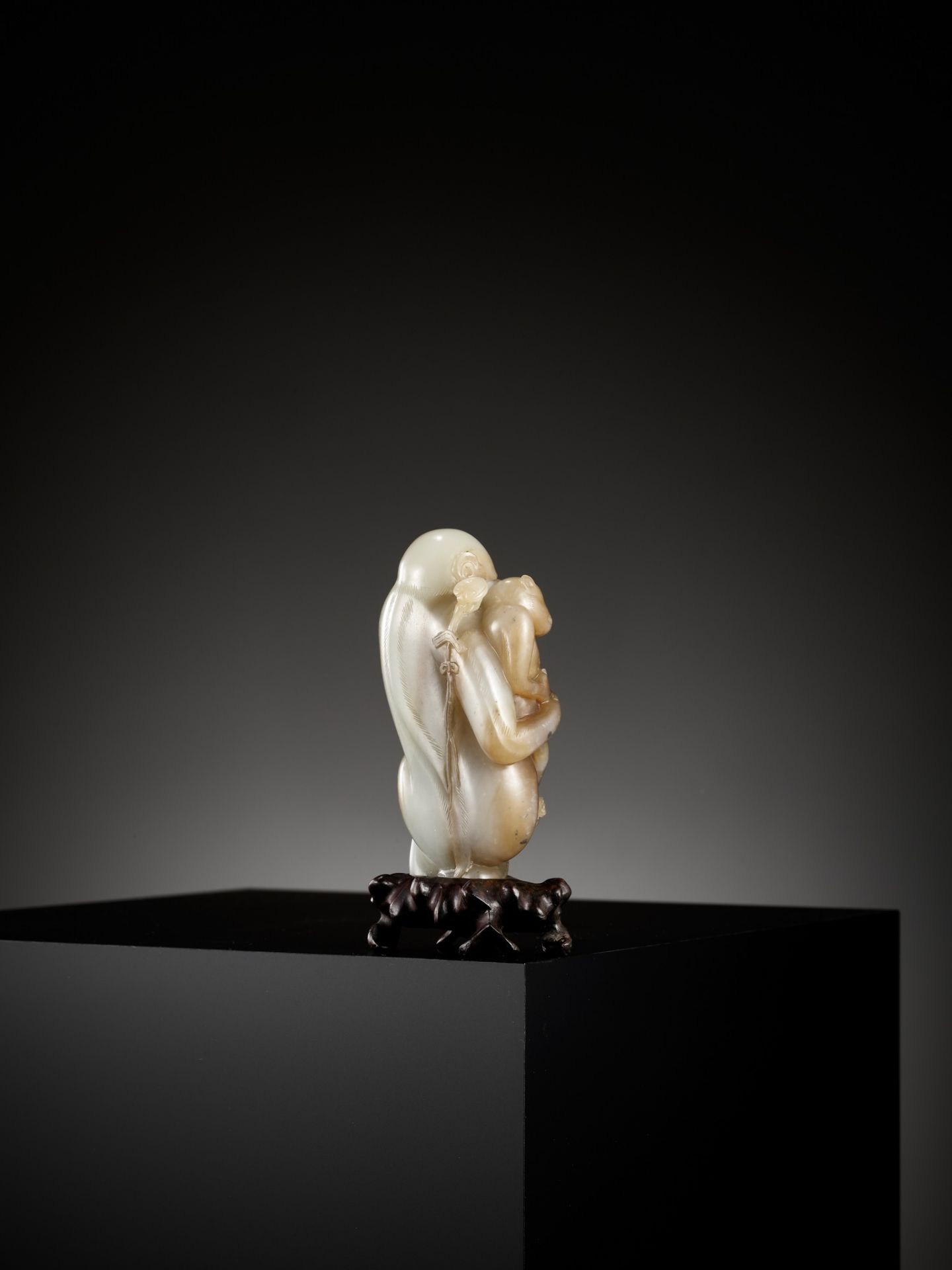 A FINE PALE CELADON AND CHESTNUT BROWN JADE 'MONKEYS AND PEACH' GROUP, 18TH CENTURY - Bild 15 aus 21