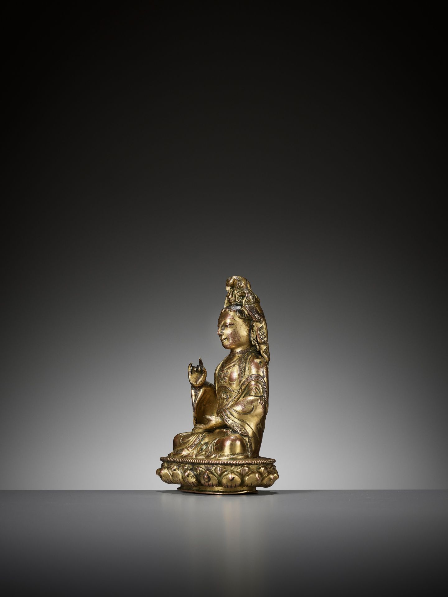 A GILT COPPER ALLOY FIGURE OF GUANYIN, 18TH CENTURY - Bild 9 aus 11