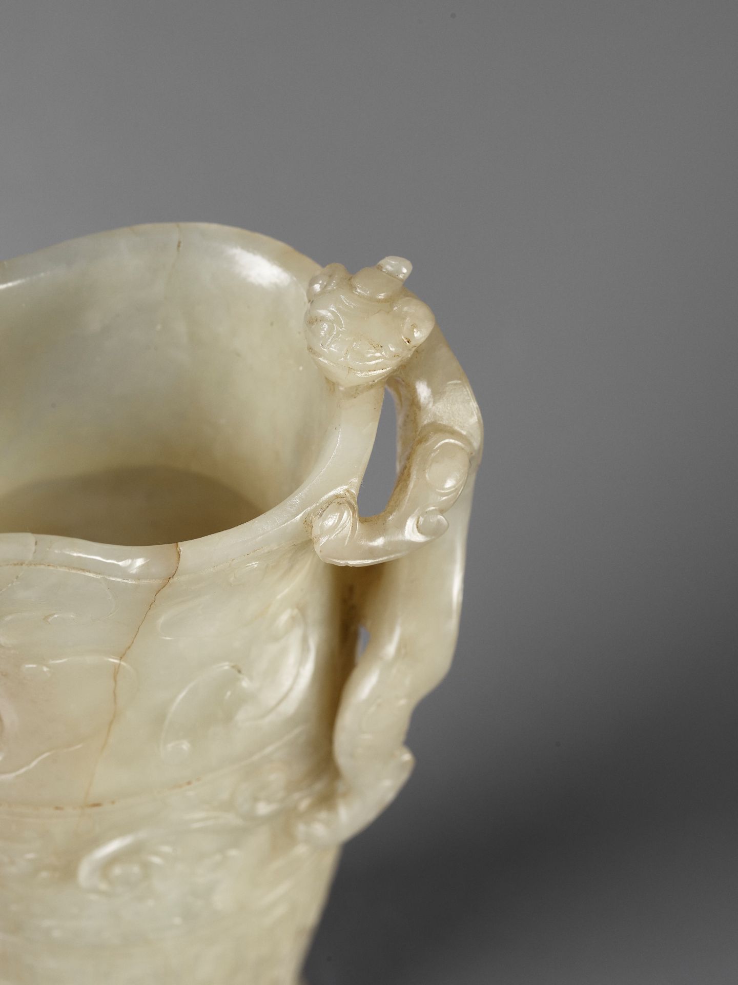 AN IMPERIAL CELADON AND RUSSET JADE 'CHILONG' RHYTON, QIANLONG MARK AND PERIOD - Bild 17 aus 17