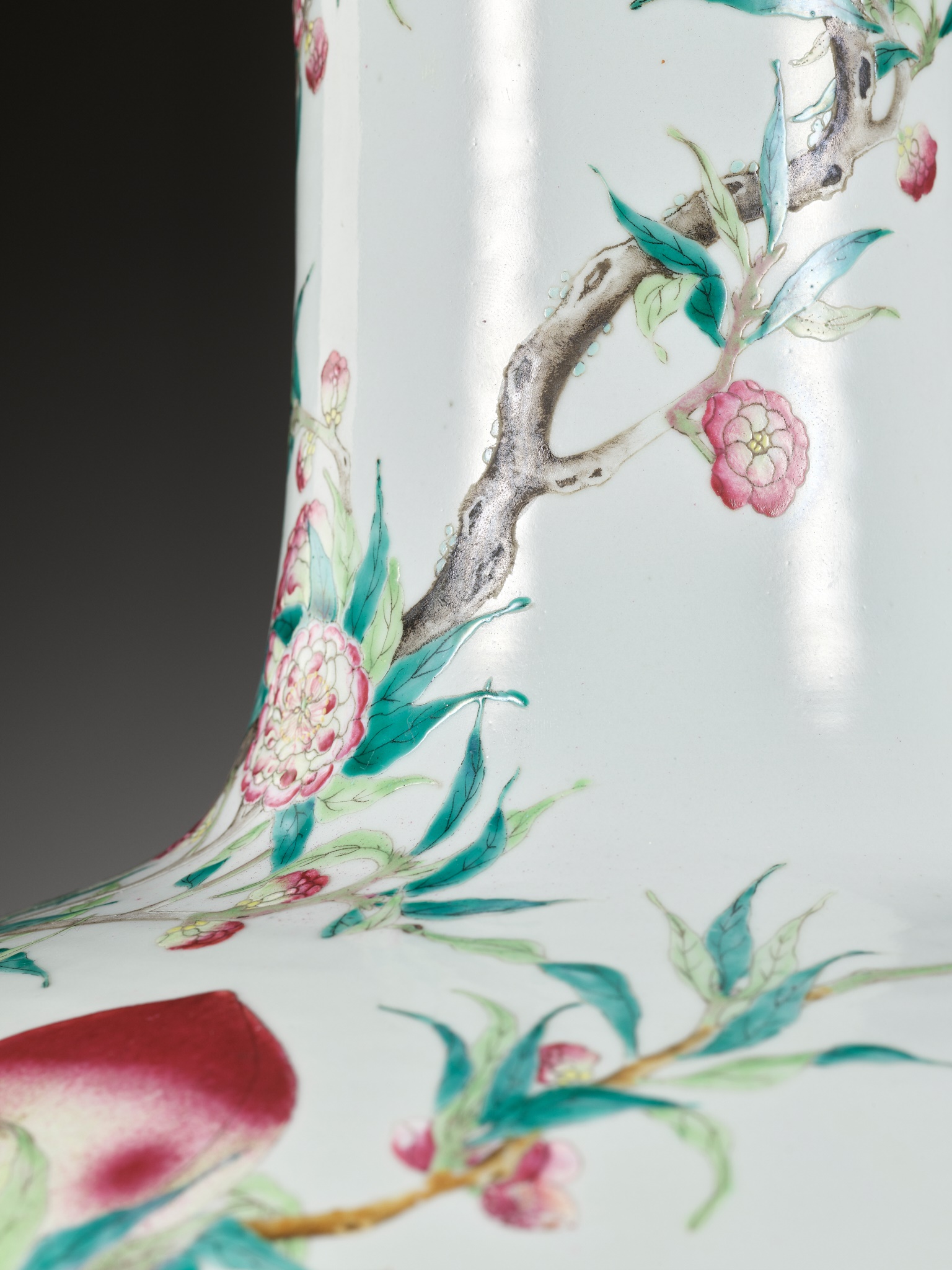A FAMILLE ROSE 'NINE PEACHES' VASE, TIANQIUPING, LATE QING DYNASTY TO REPUBLIC PERIOD - Image 10 of 20