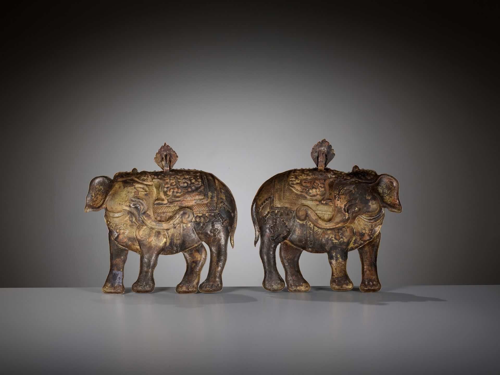 A PAIR OF GILT AND POLYCHROME-DECORATED COPPER REPOUSSE PLAQUES, HASTIRATNA, 17TH-18TH CENTURY - Image 11 of 12