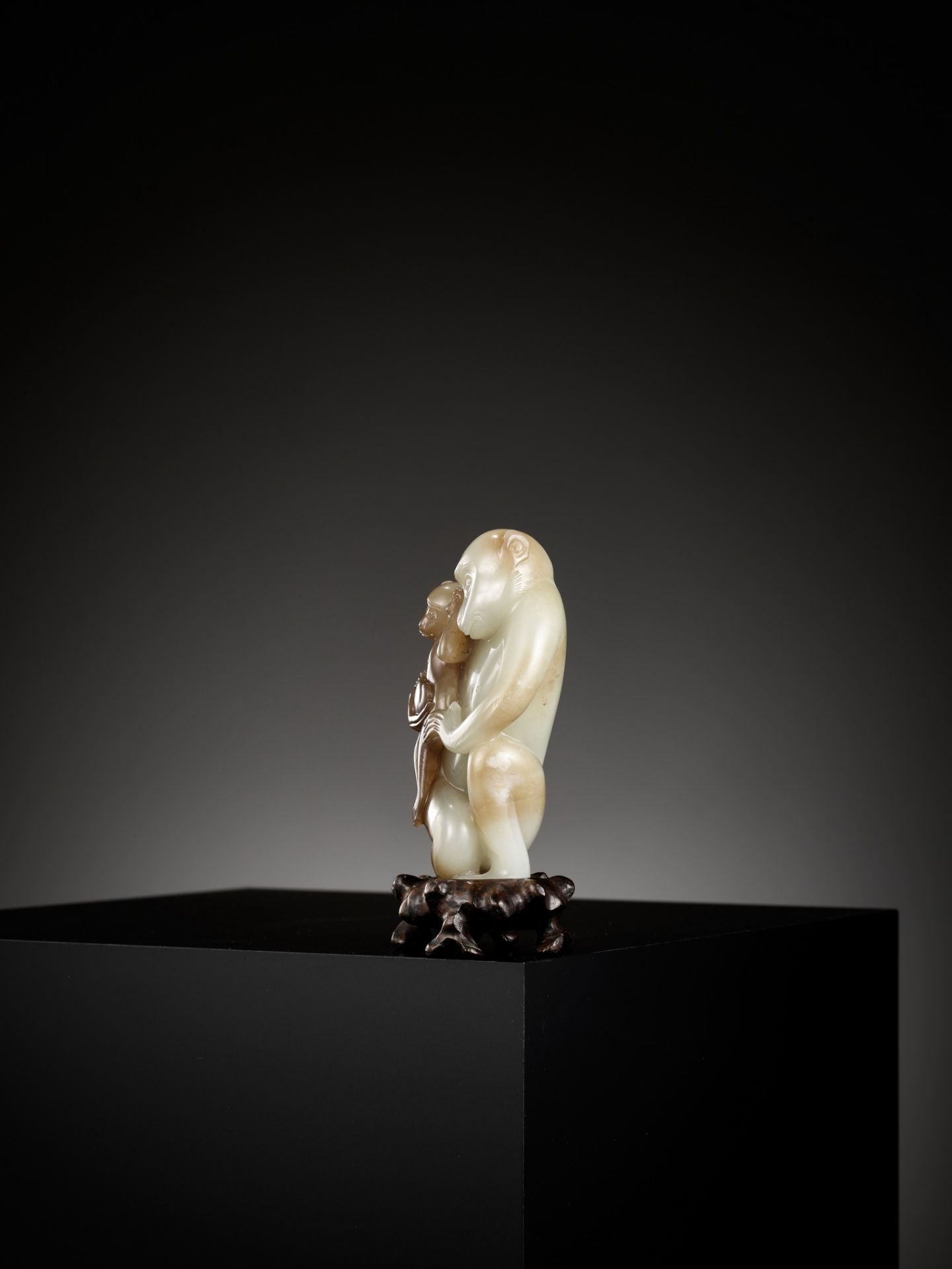 A FINE PALE CELADON AND CHESTNUT BROWN JADE 'MONKEYS AND PEACH' GROUP, 18TH CENTURY - Bild 14 aus 21