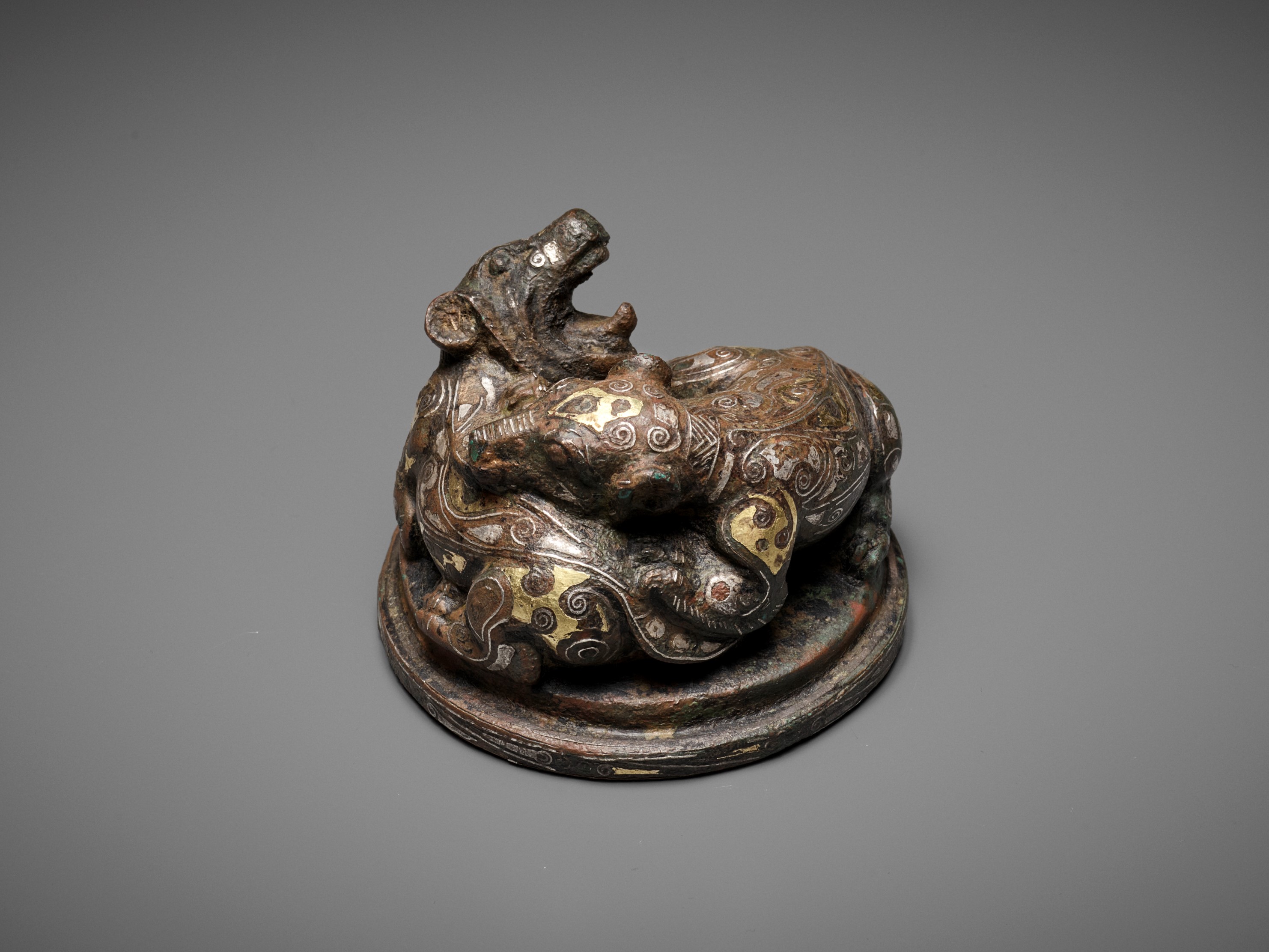 A GOLD AND SILVER-INLAID 'FIGHTING BEARS' BRONZE MAT WEIGHT, WARRING STATES TO HAN DYNASTY - Image 6 of 12